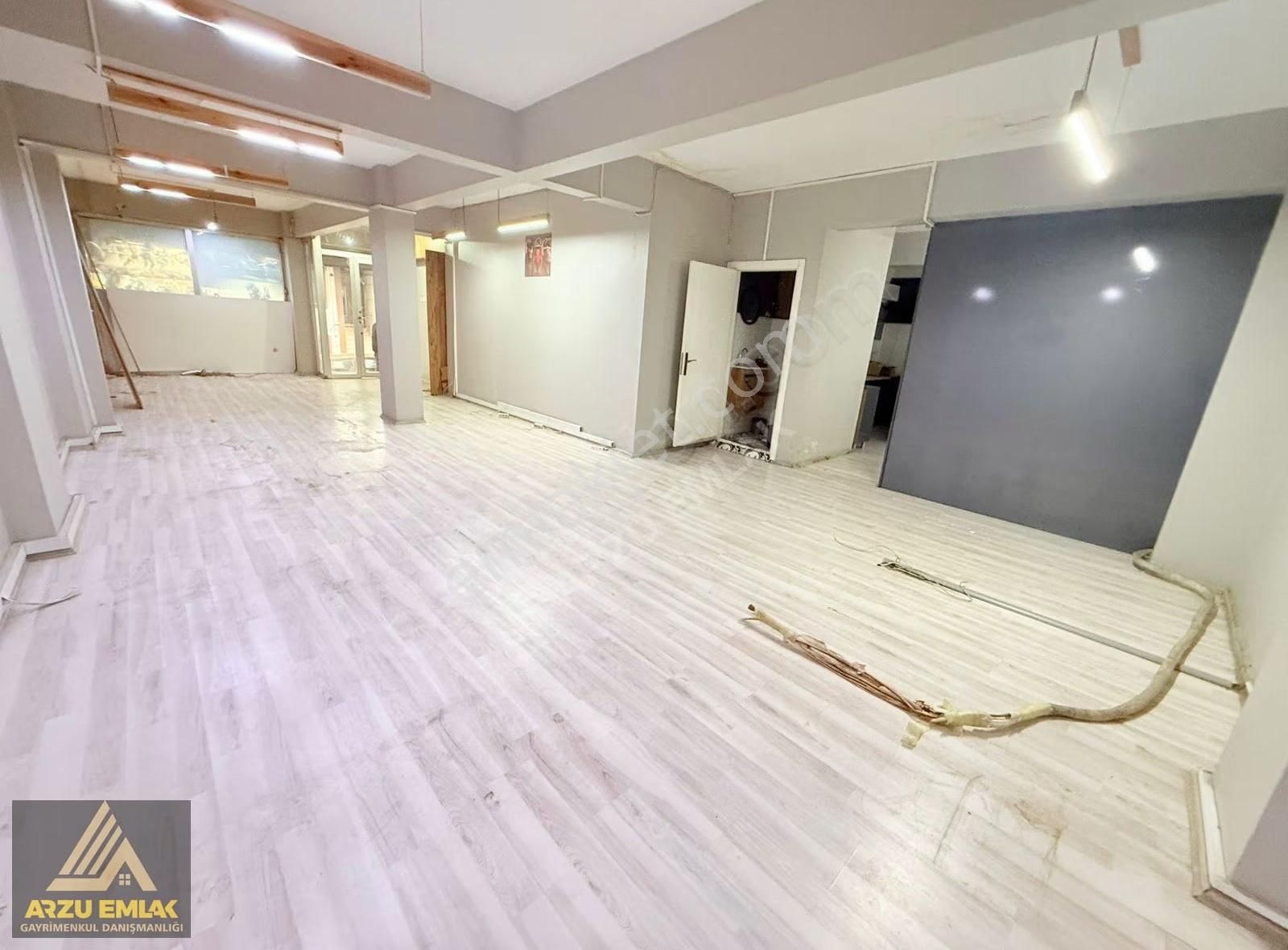 Arzu Emlaktan 75.yıl İsmetpaşa Caddesi Köşebaşı Kiralık Dükkan - Görsel 12