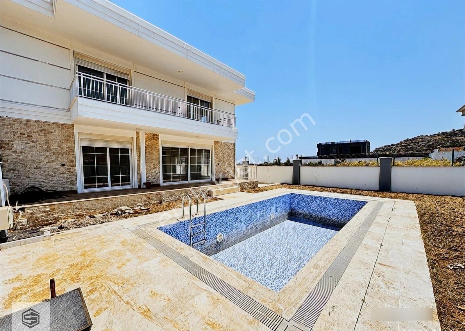 Antalya Aksu Kemerağzı'nda 400m2 Arsa İçerinde Havuzlu 5+1 Villa