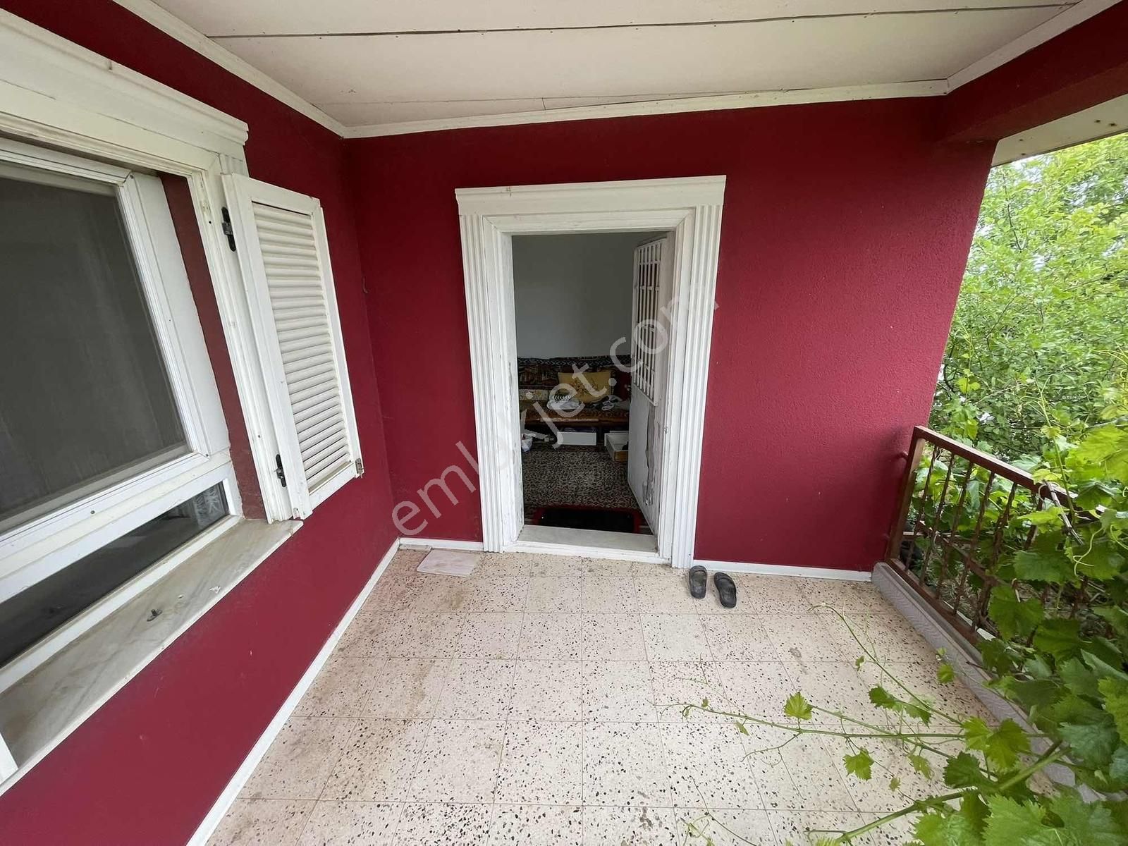 Tırazlı Köyünde Şehre Yakın Yazlık Tadında Müstakil Ev - Görsel 2