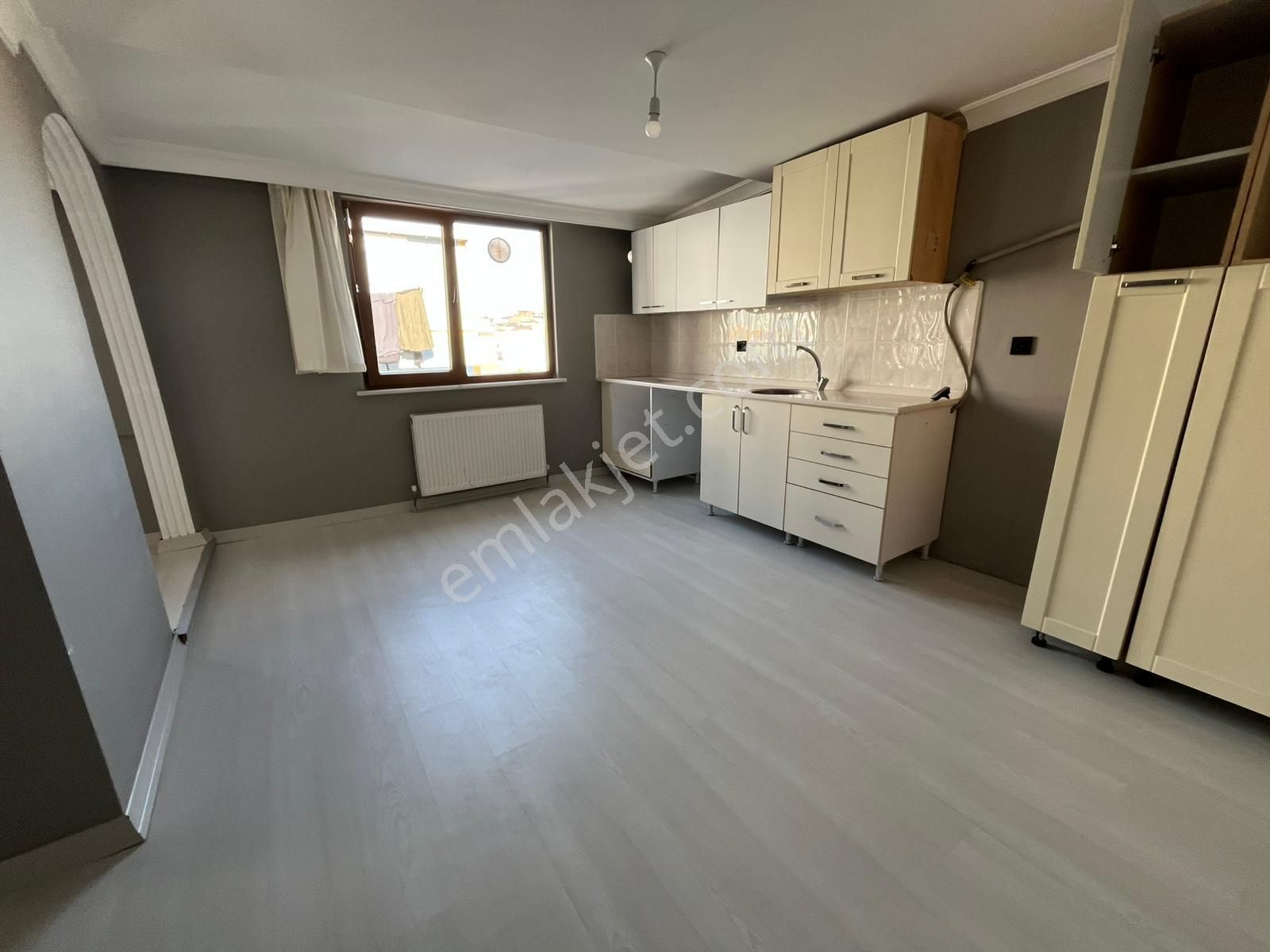 Adil Mahallesinde 2+1 Bekara Uygun Teraslı Tertemiz Ve Bakımlı Çatı Katı Daire