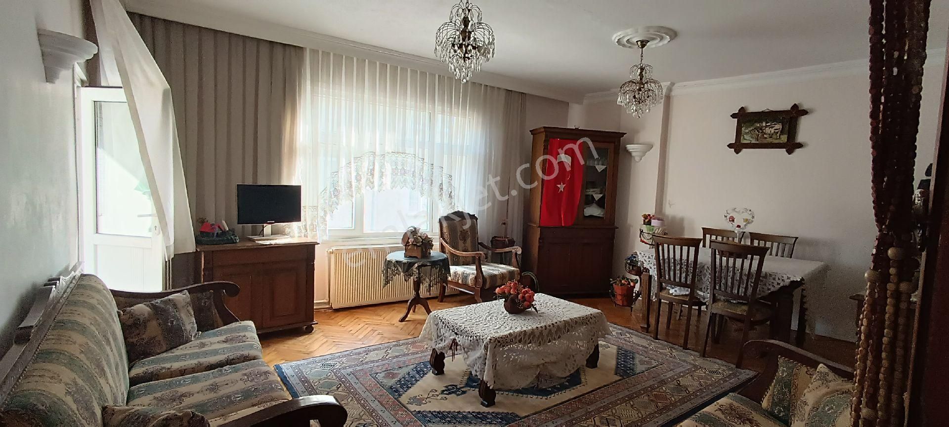 Küçükköy Merkezde Satılık 3+1 Geniş Daire