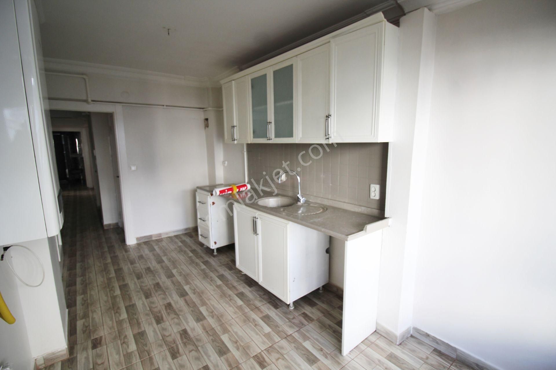 Krc'den Şahintepe Mahallesinde Caddeye 2 Bina Mesafede 3+1 Kiralık Daire - Görsel 2
