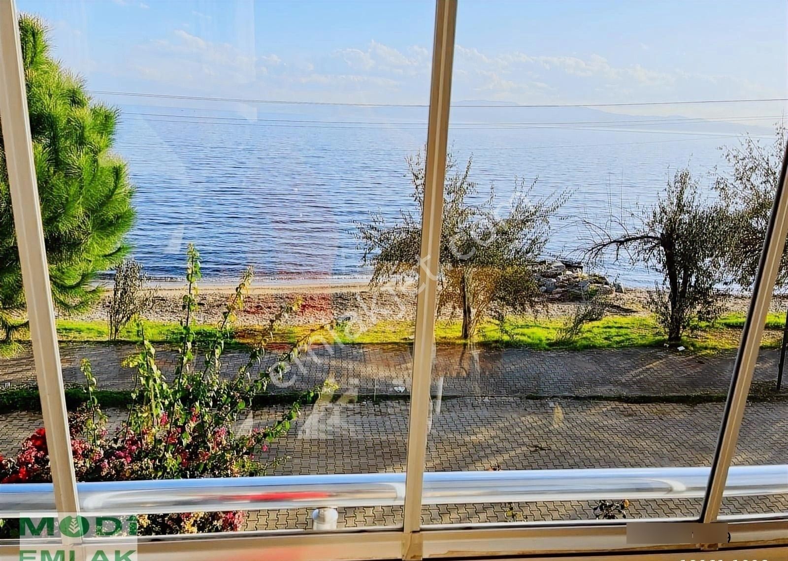 Armutlu Karşıyaka Da Denize Sıfır Satılık Deniz Manzaralı 3+1