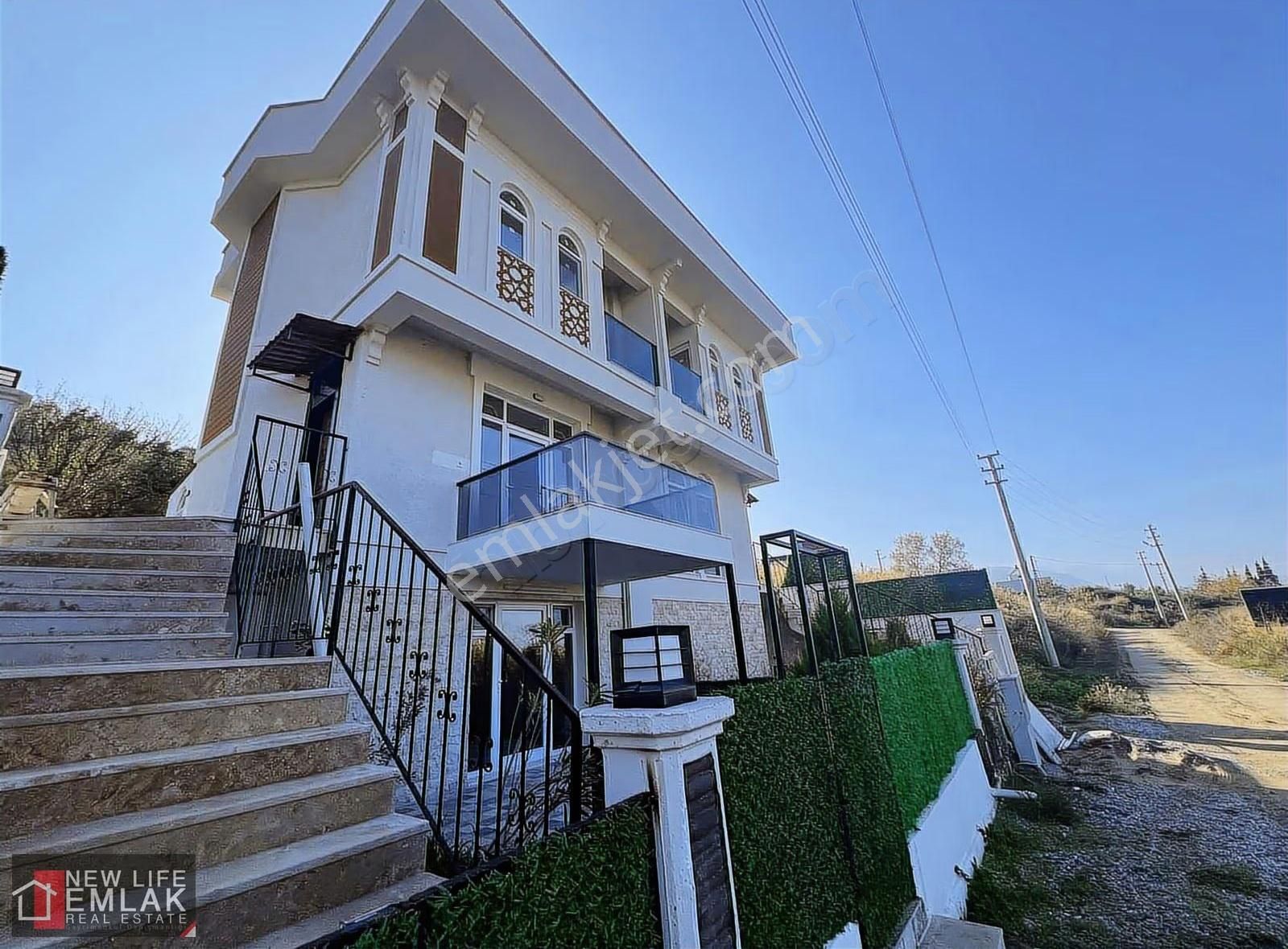 Kuşadası Davutlarda Bahçeli Ön Cephe Uygun Fiyatlı Villa