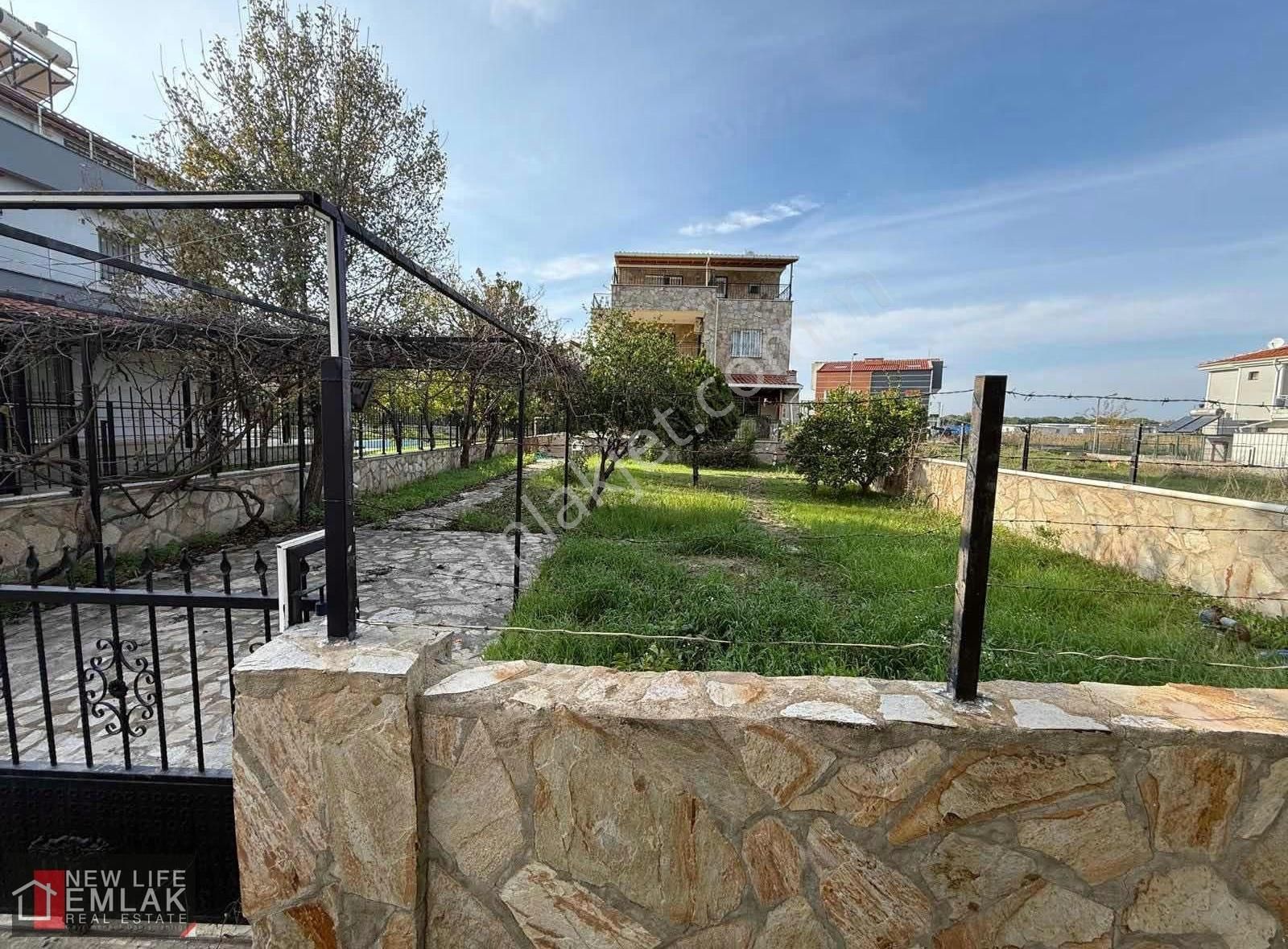 Kuşadası Davutlar Deniz Tarafında Tamamen Müstakil Villa 465m2