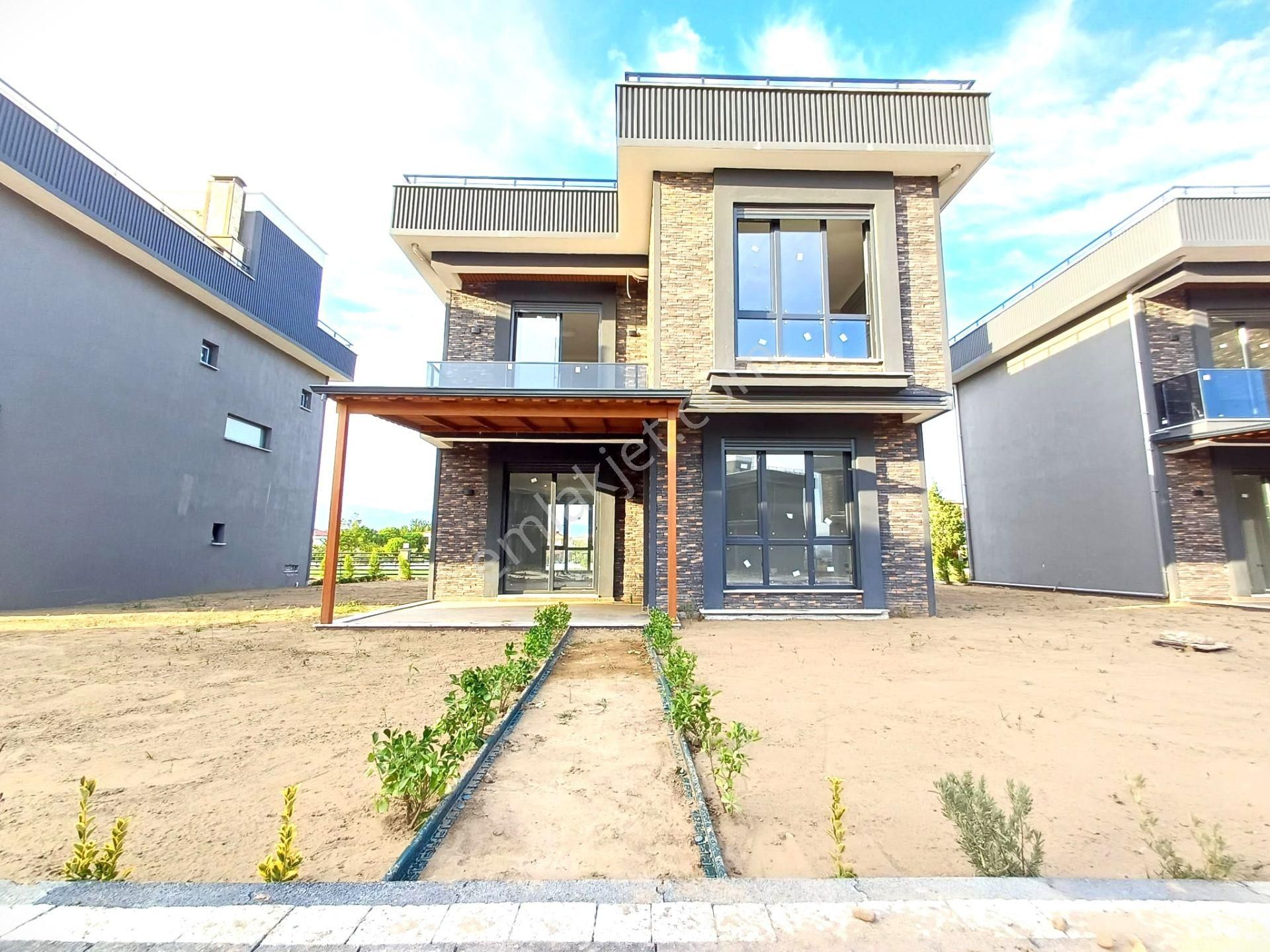 Burhaniye Ören'de Aygülden Sıfır Site İçi,havuzlu,bağımsız,teraslı Yerden Isıtmalı 3+1 Satılık Villa