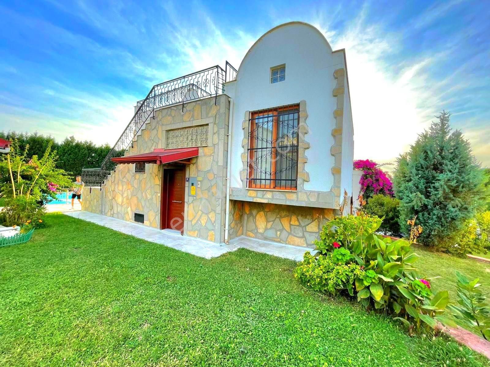 Ata Emlak'tan Havuzlu Sitede Tek Müstakil 3+1 Villa