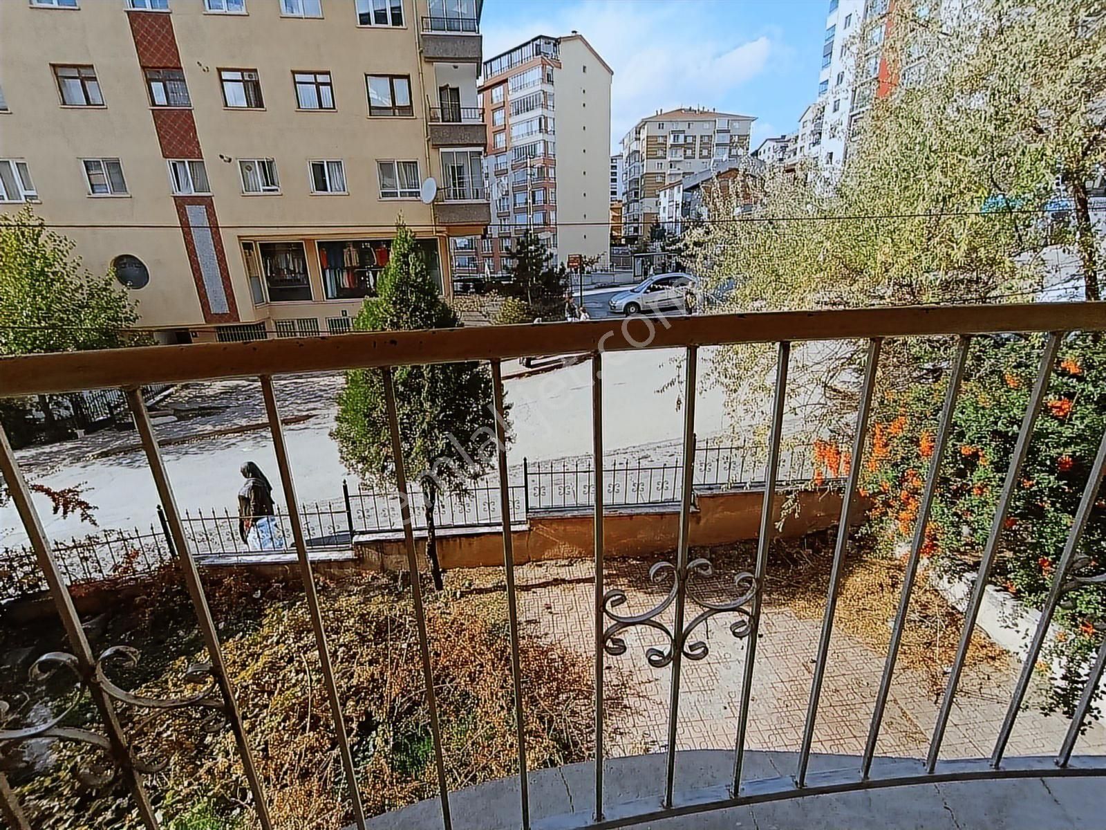 Güzelyaka'da Cadde Üzeri Geniş 3+1 Realty Gate'ten - Görsel 24