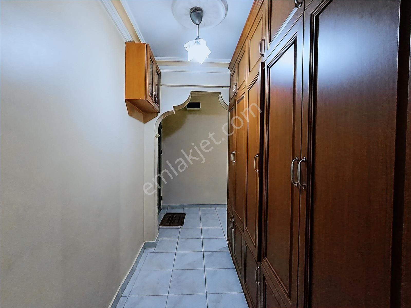 Güzelyaka'da Cadde Üzeri Geniş 3+1 Realty Gate'ten - Görsel 3