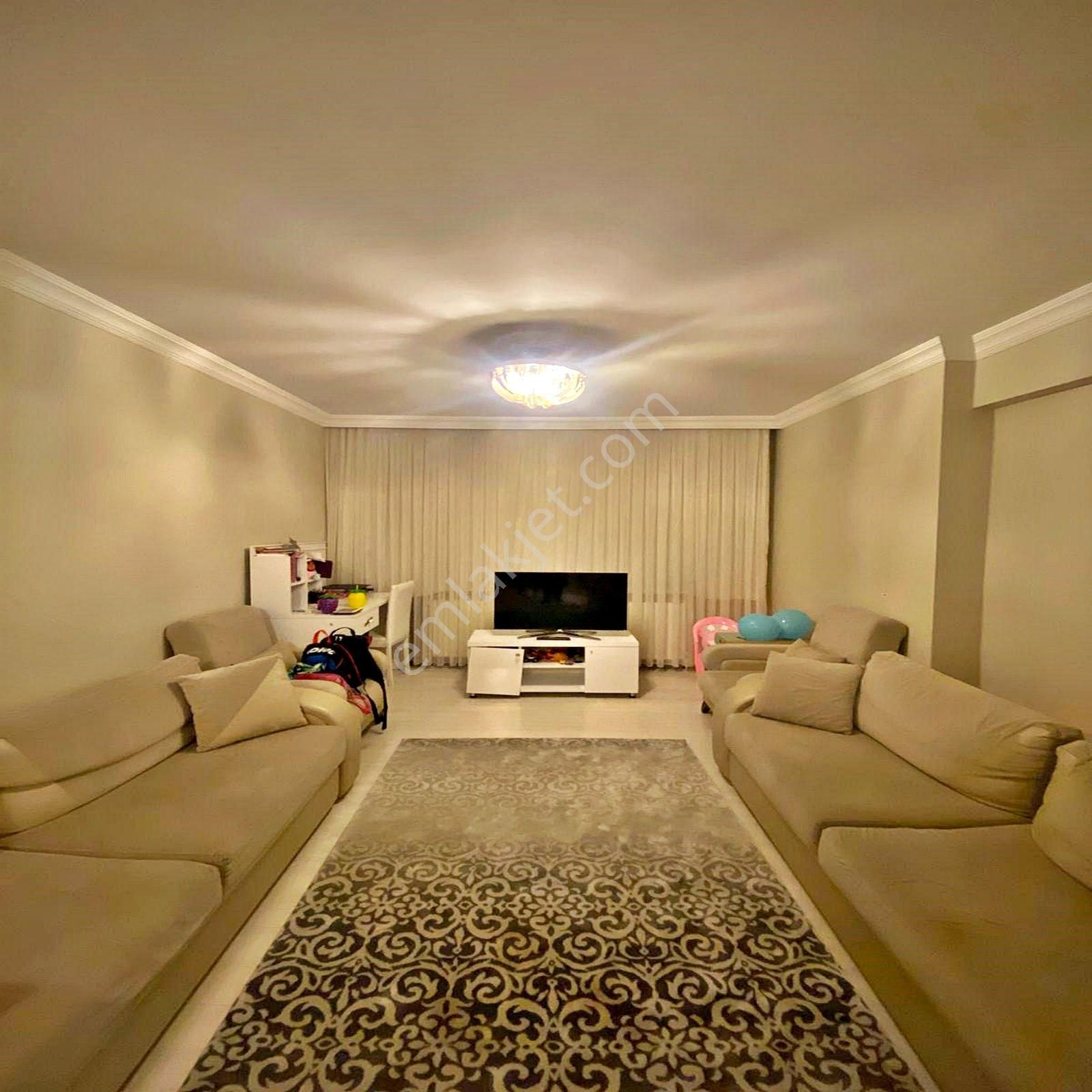 Beylikdüzü Kavaklı'da Sahile Yakın 2+1 Satılık Ara Kat Daire