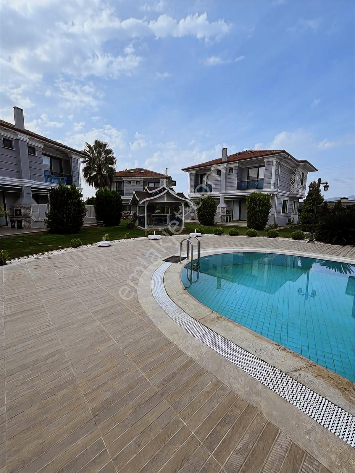 Lavınıa'dan Havuzlu Sitede Satılık 2+1 Villa - Görsel 18