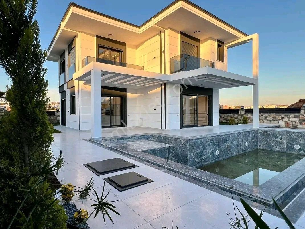 Aydın Didim Efeler Mahallesinde Satılık 4+1 Havuzlu Bahçesi Muhteşem Villa Satıyoruz