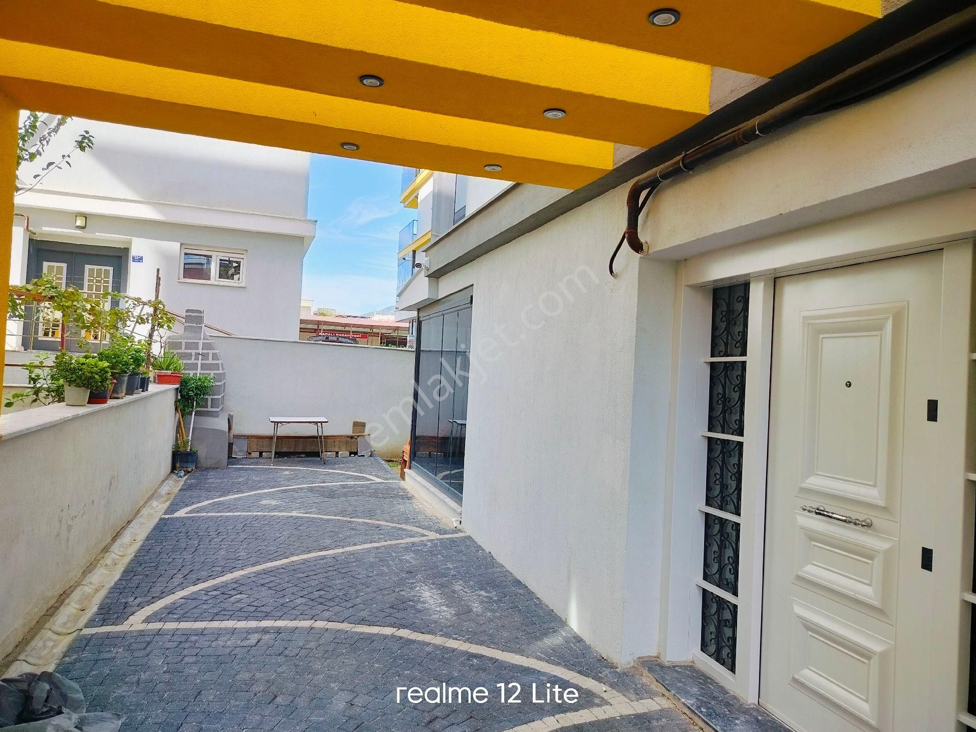 Müstakil Tadinda , Bahce Kati 2+1 Acik Mutfak Satılık Daire,!