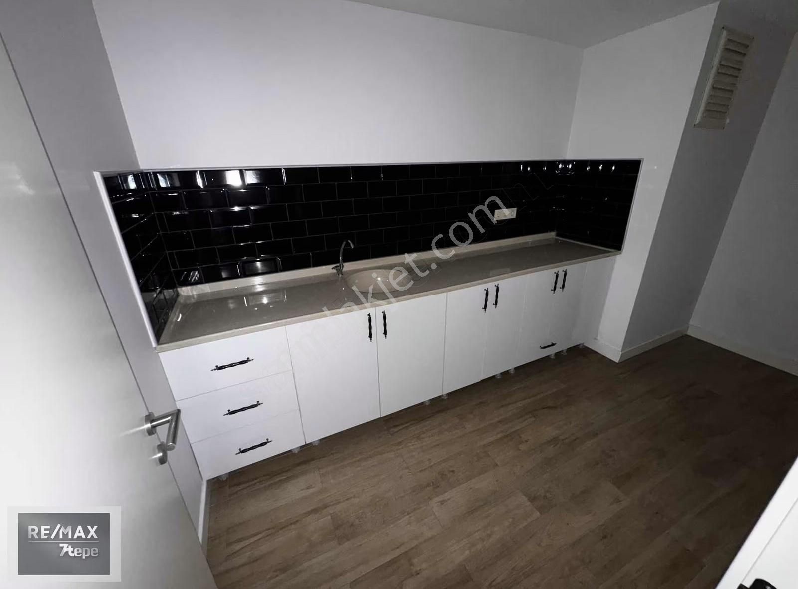 Kadıköy E-5 Üzeri Golden Plaza 'da Kiralık Showroom Mağaza - Görsel 13