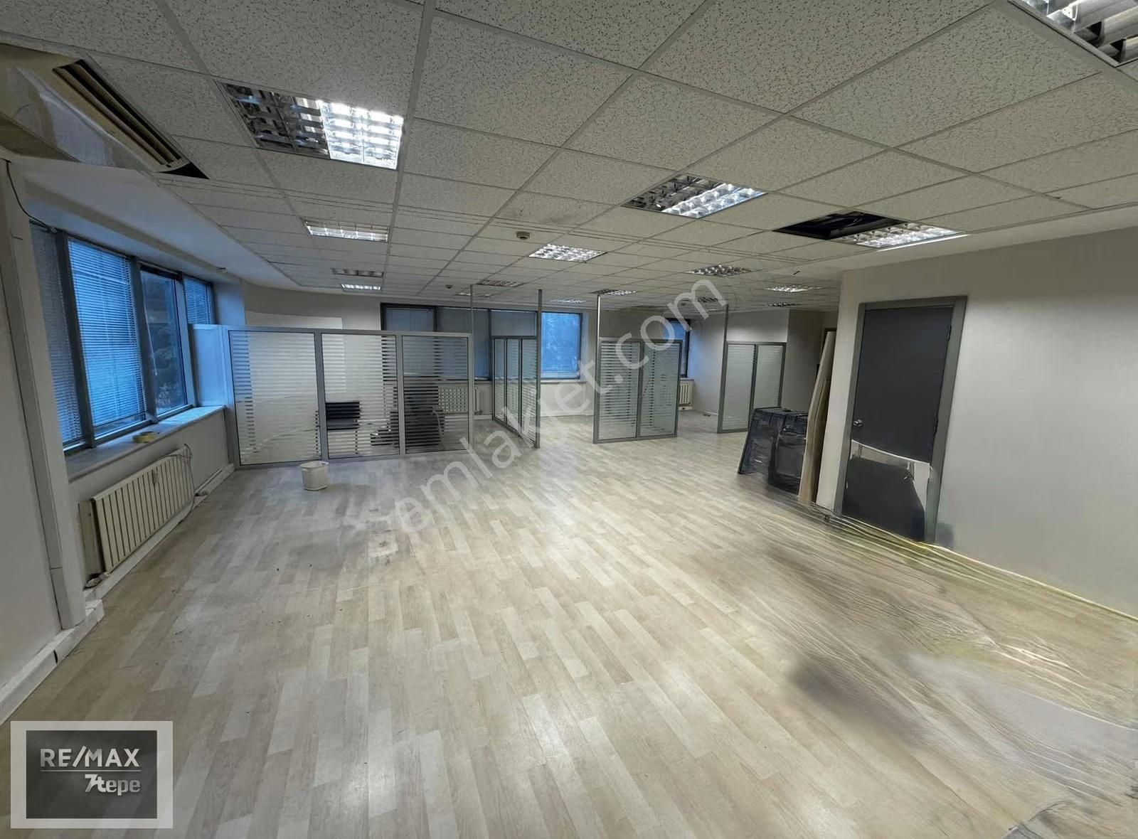 Kadıköy E-5 Üstü Metro Önünde Golden Plaza'da 320 M2 Ofis