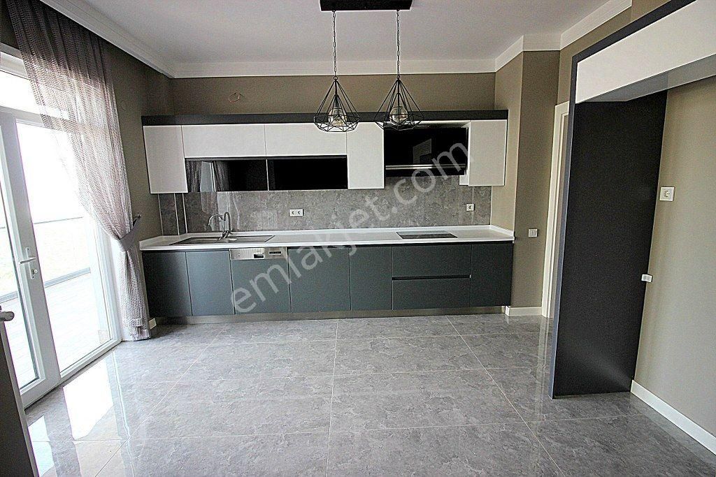 Bağlıca Mah'de Satılık 4+1 Geniş 2 Bloklu Sitede Ara Kat Daire - Görsel 3