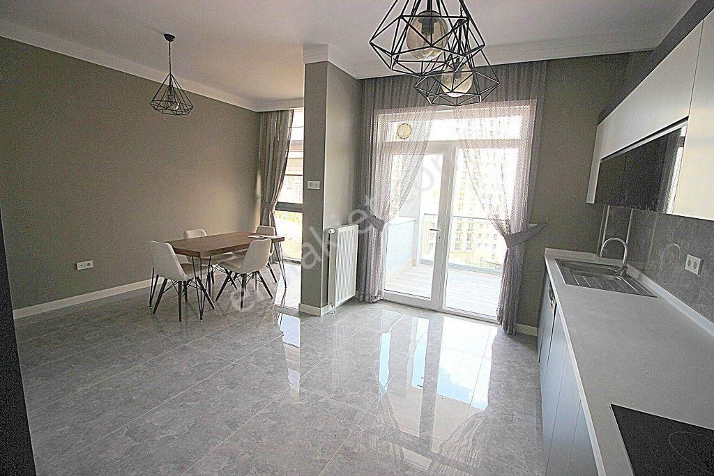 Bağlıca Mah'de Satılık 4+1 Geniş 2 Bloklu Sitede Ara Kat Daire