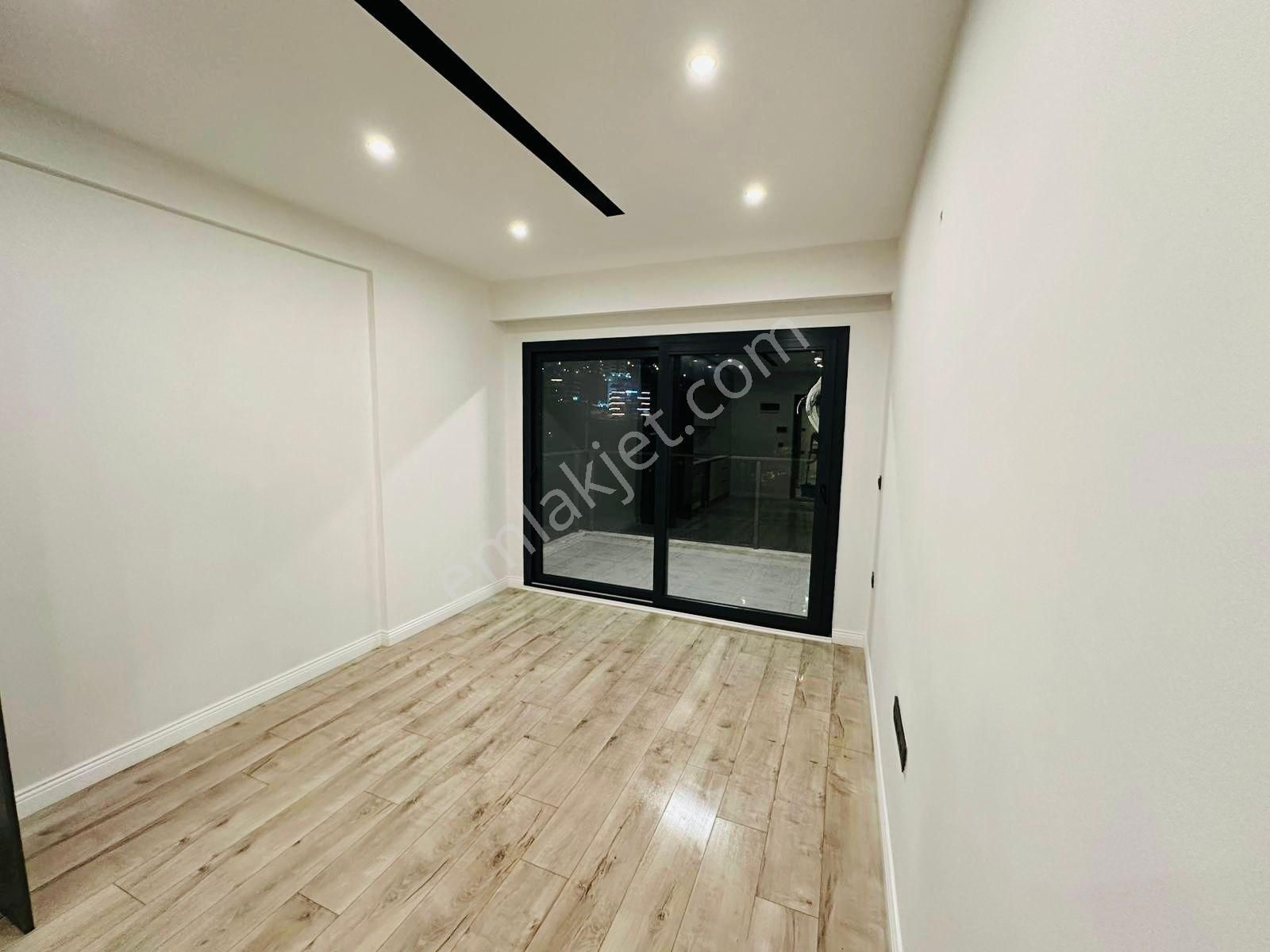 Kuşadası Merkezde 1+1 Satılık Luks Daire - Görsel 32