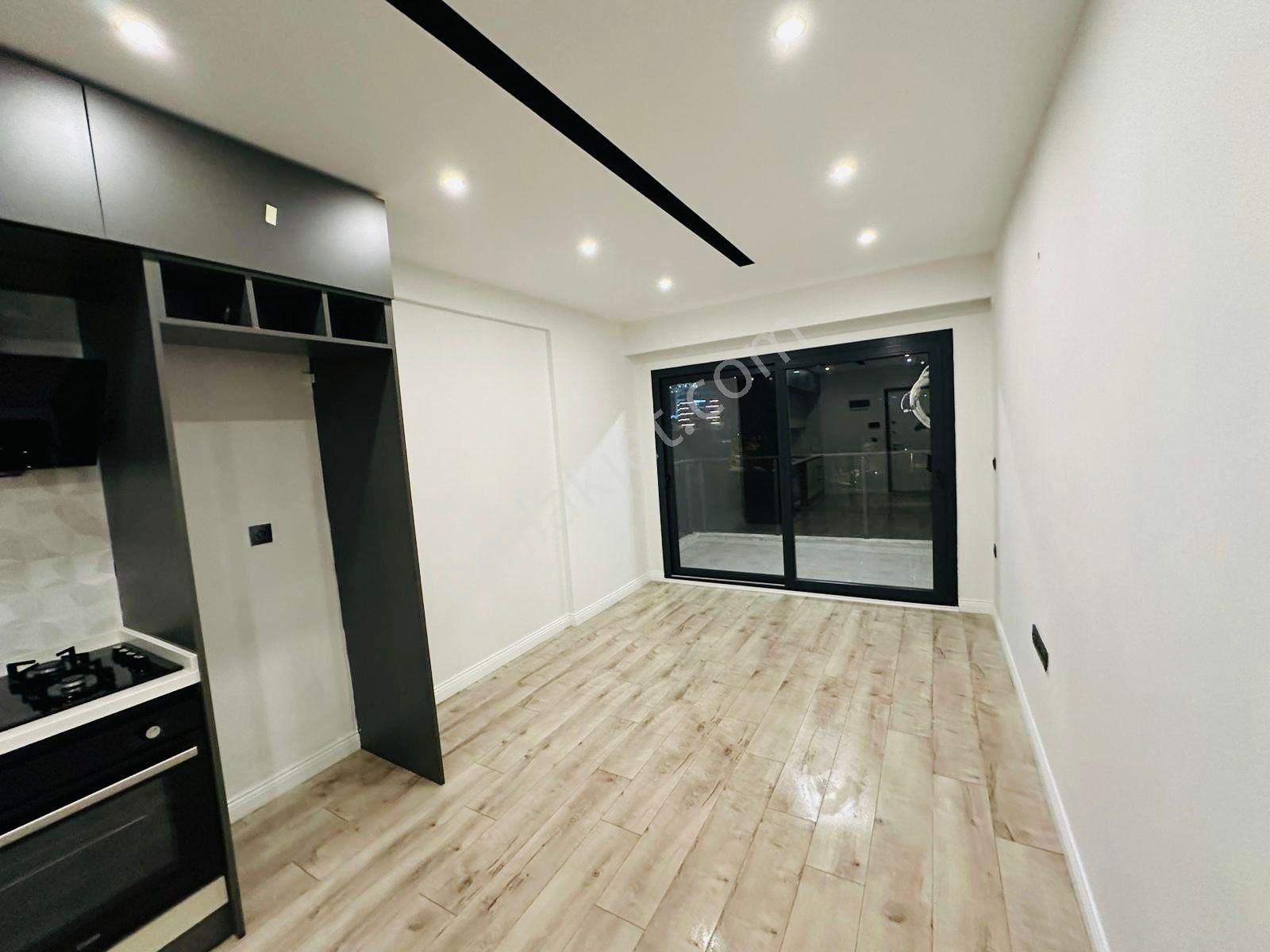 Kuşadası Merkezde 1+1 Satılık Luks Daire - Görsel 14