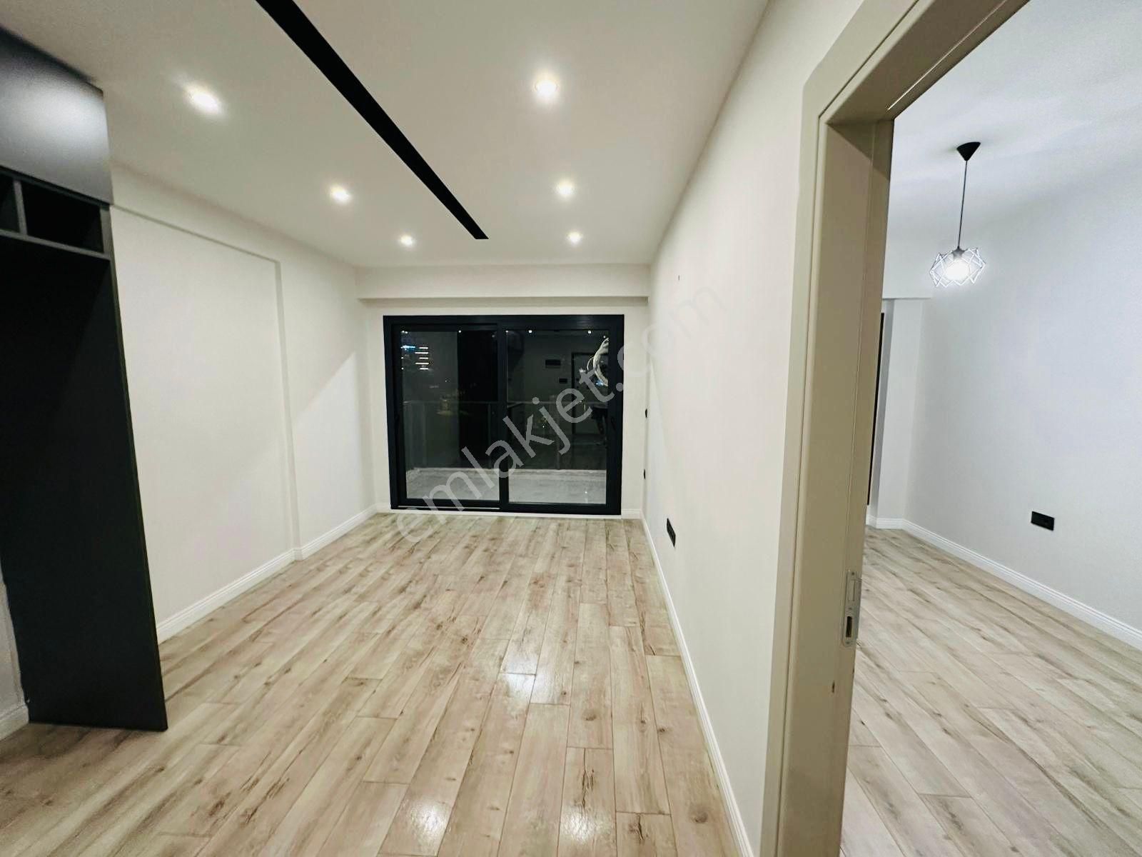 Kuşadası Merkezde 1+1 Satılık Luks Daire - Görsel 25