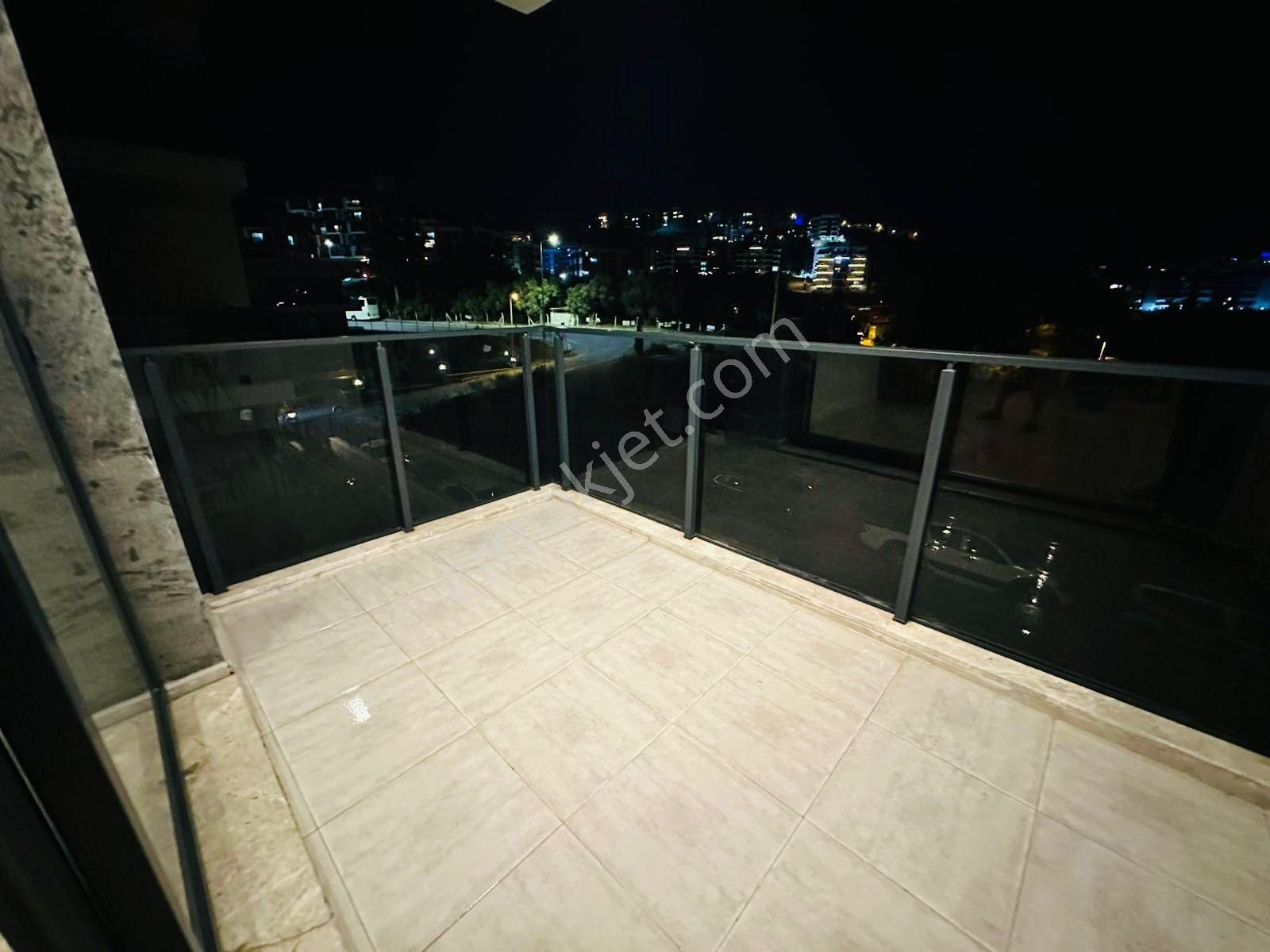 Kuşadası Merkezde 1+1 Satılık Luks Daire - Görsel 24