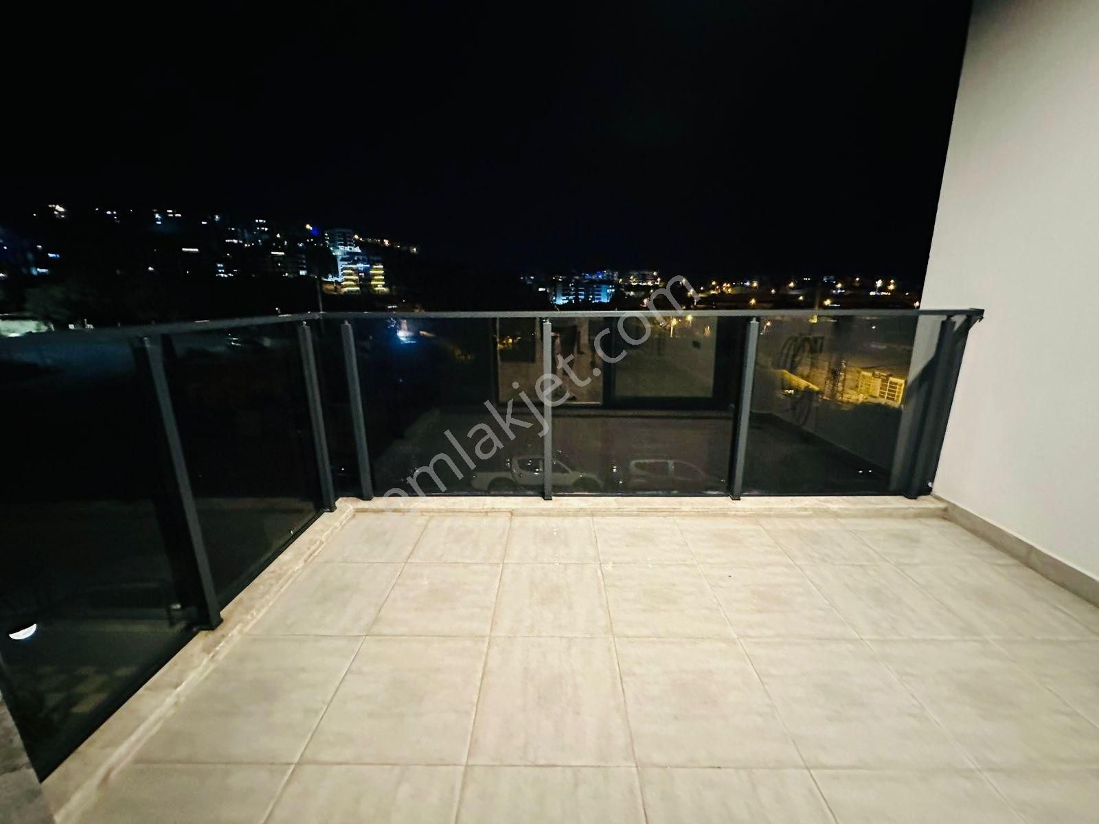 Kuşadası Merkezde 1+1 Satılık Luks Daire - Görsel 3