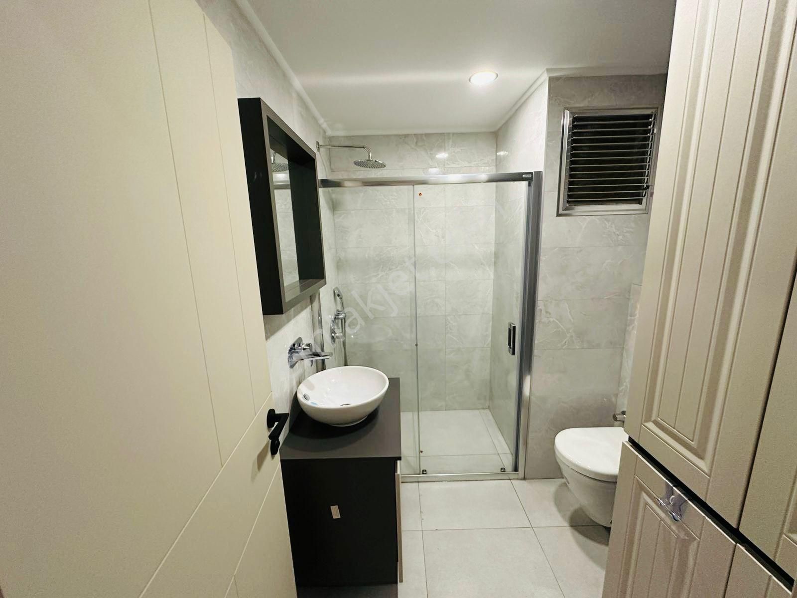 Kuşadası Merkezde 1+1 Satılık Luks Daire - Görsel 26