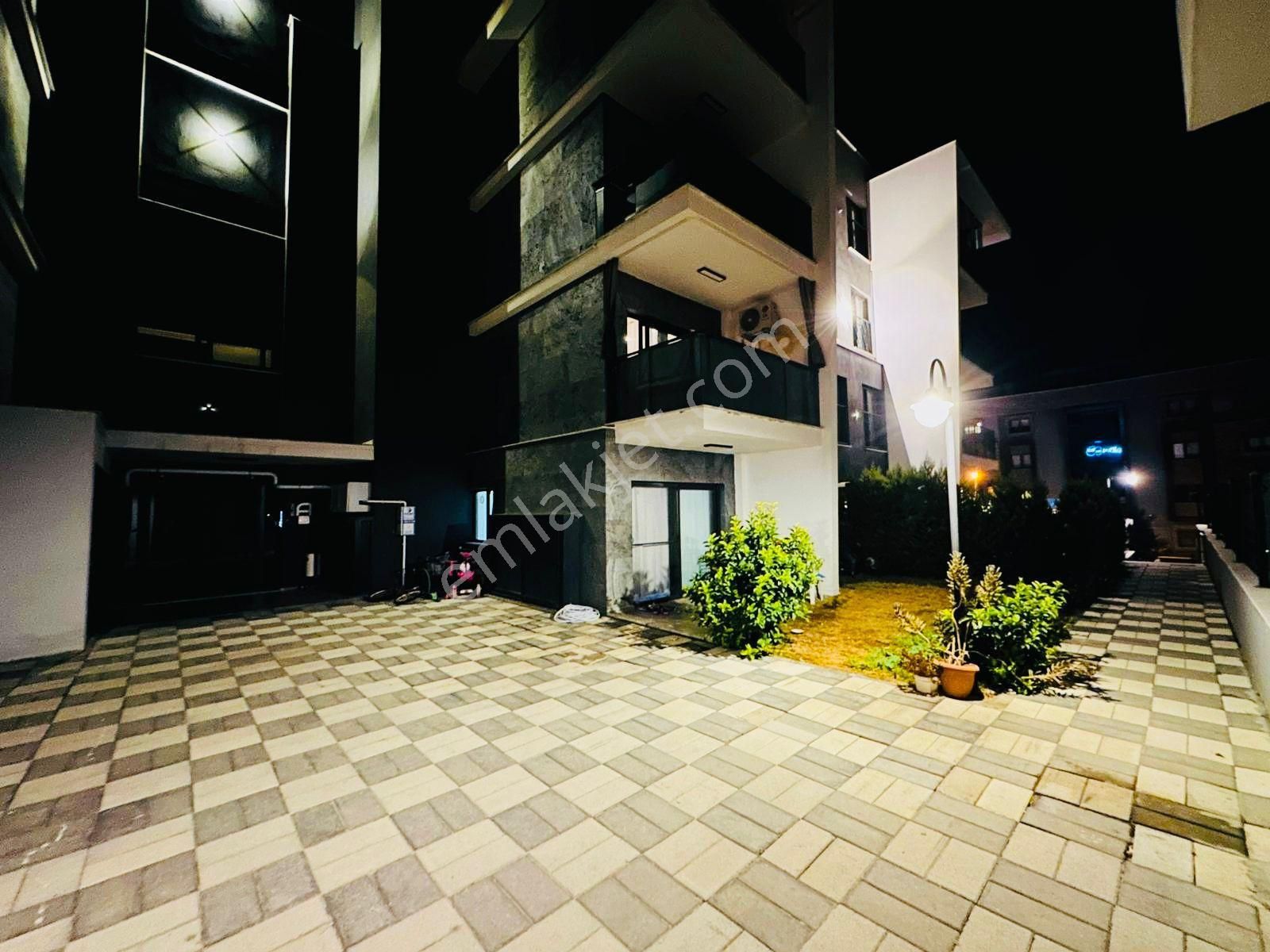 Kuşadası Merkezde 1+1 Satılık Luks Daire - Görsel 9