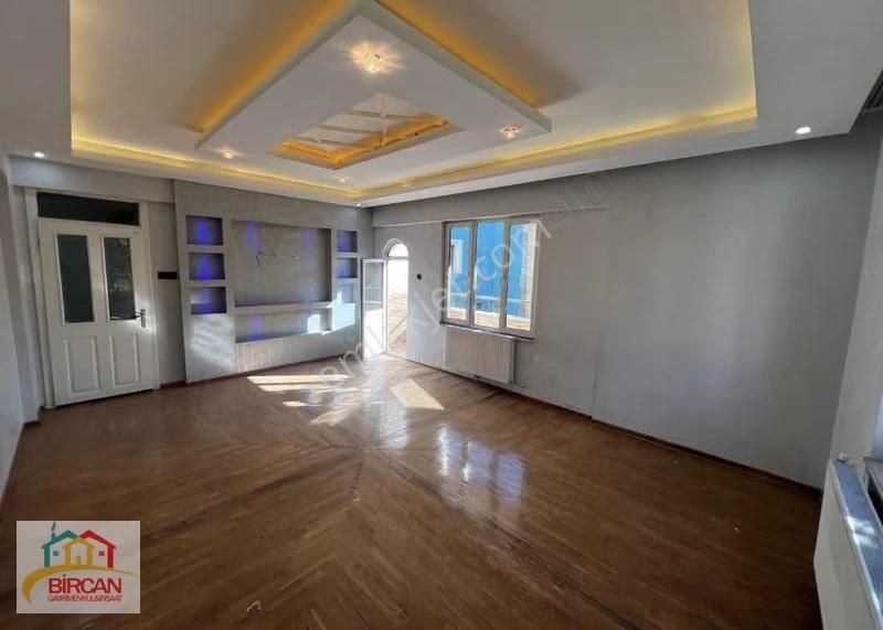 Cumhuriyet Caddesinde Satlık Üçüncü Kat 4 + 1 Daire - Görsel 1