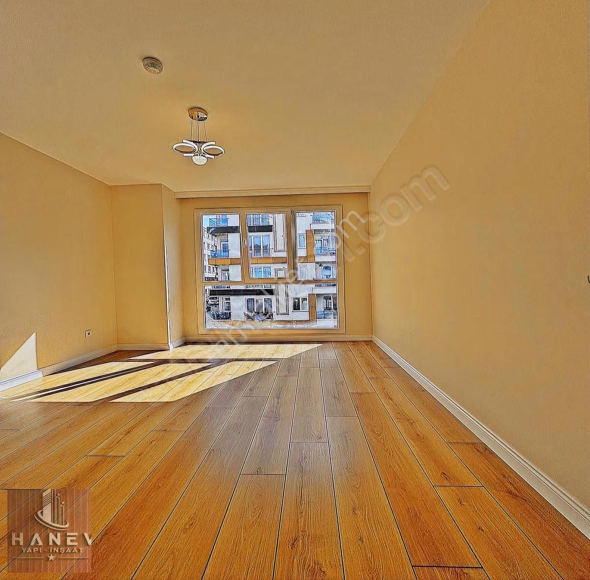 Metrobüse Komşu Aile Sitesin'de Satılık 3+1 Geniş Daire