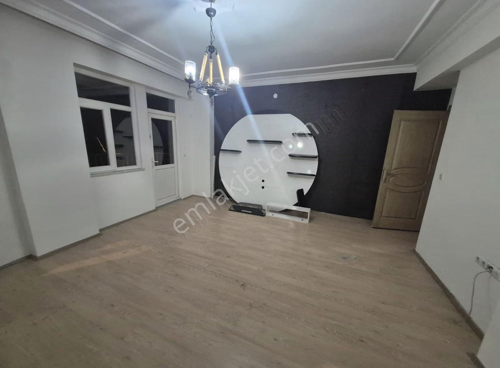 Öz Yıldız Emlaktan Barbaros Caddesinde 2+1 Kiralık Daire