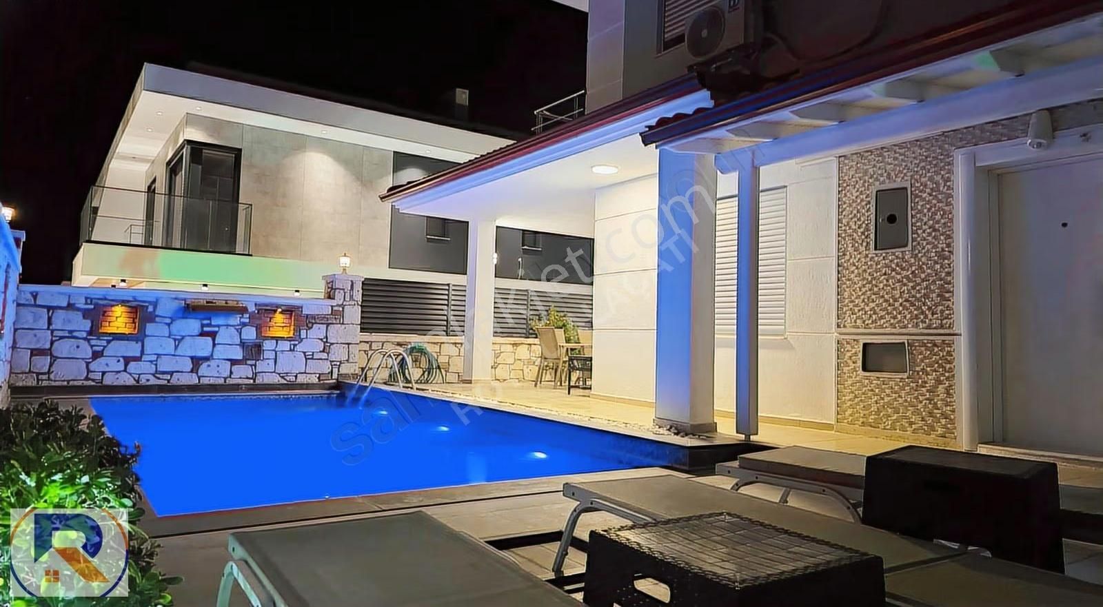 Alaçatıda Müstakil Havuzlu Bahçeli Kiralık 3+1 Villa