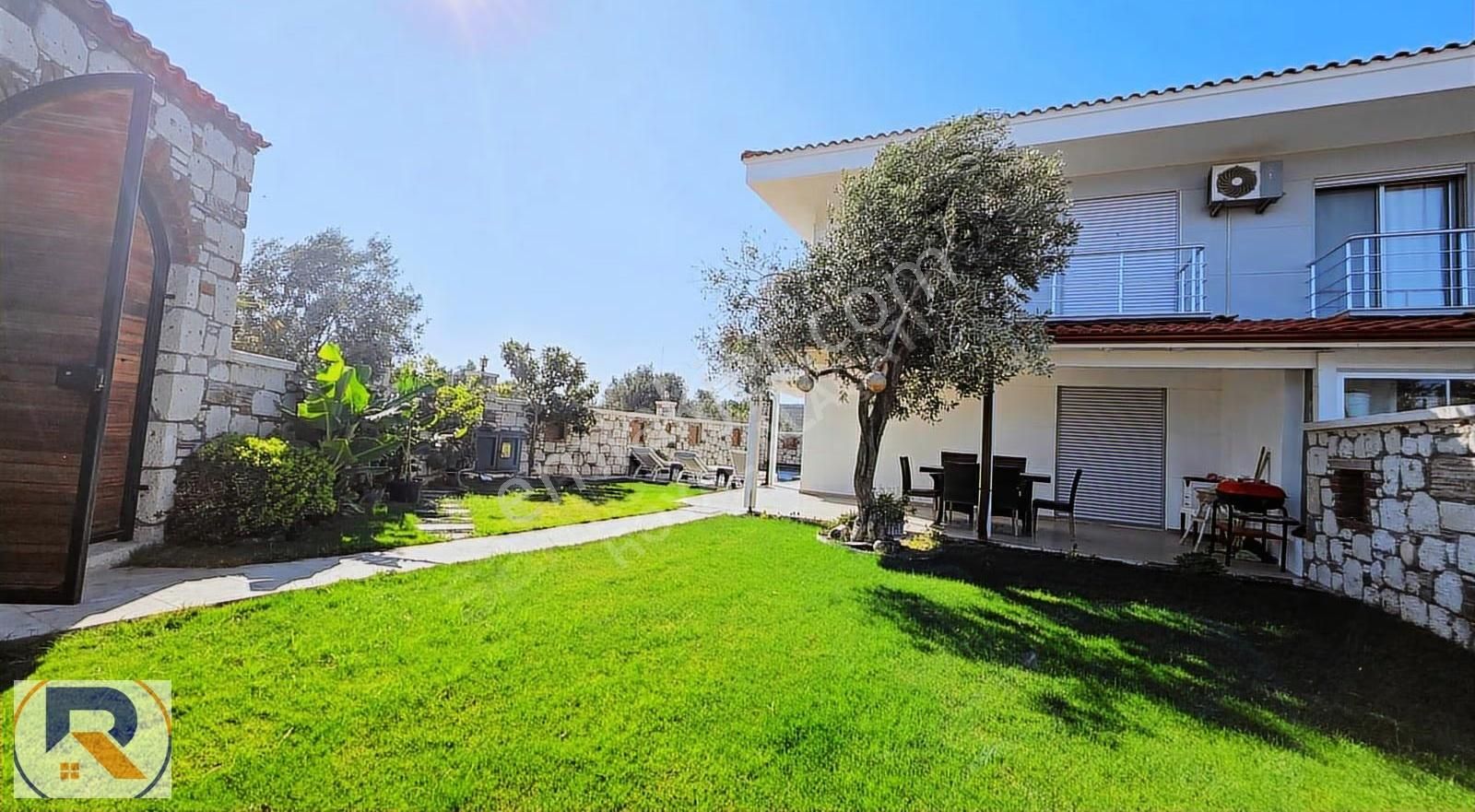 Alaçatıda Müstakil Havuzlu Bahçeli Kiralık 3+1 Villa - Görsel 16