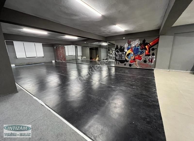 İzmir Merkezi Konumda Depolama Alanı