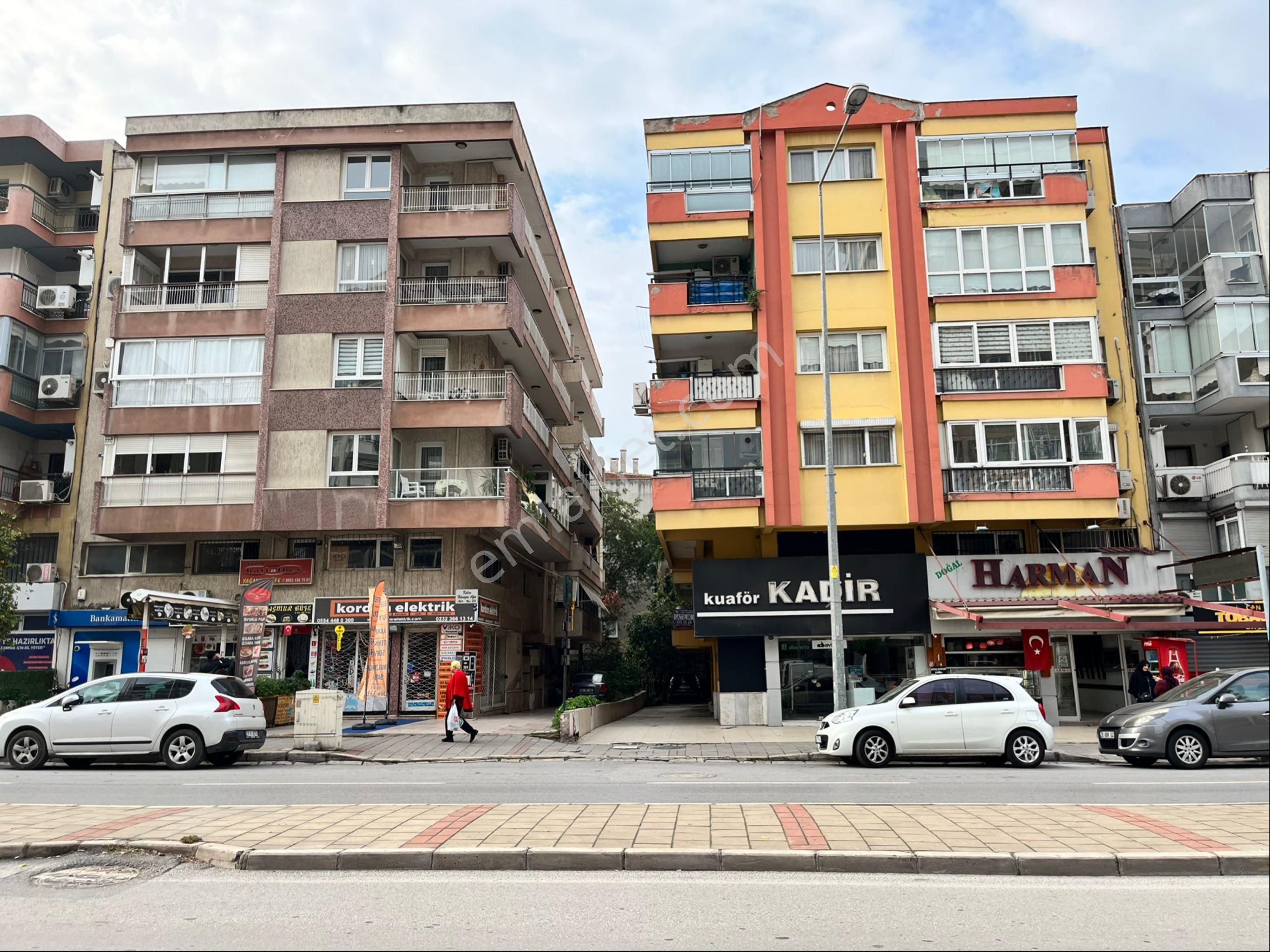 Karşıyaka Ordu Bulvarı Ebeveyn Banyolu 3+1 Satılık Daire - Görsel 2