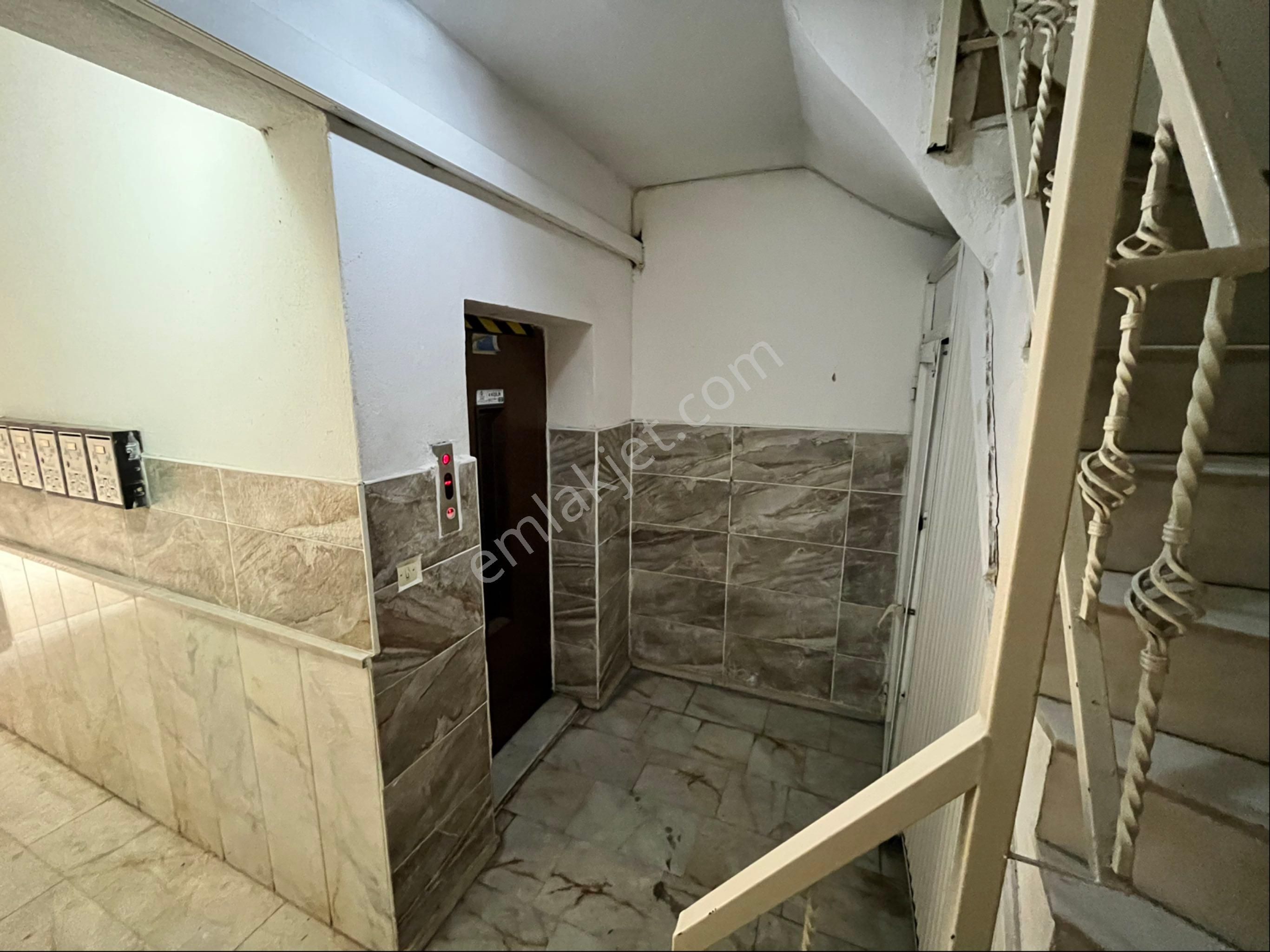 Karşıyaka Ordu Bulvarı Ebeveyn Banyolu 3+1 Satılık Daire - Görsel 7