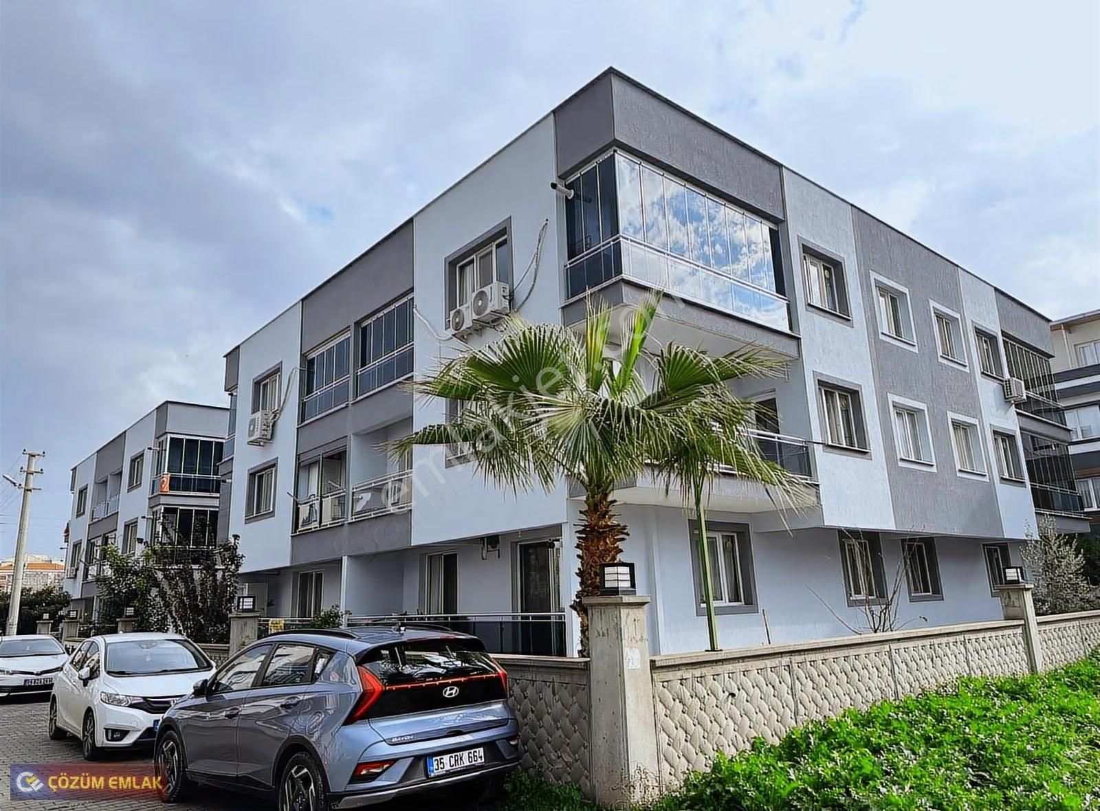 Çözüm Emlak'tan Site İçerisinde Otoparklı 2+1 Balkonlu Daire