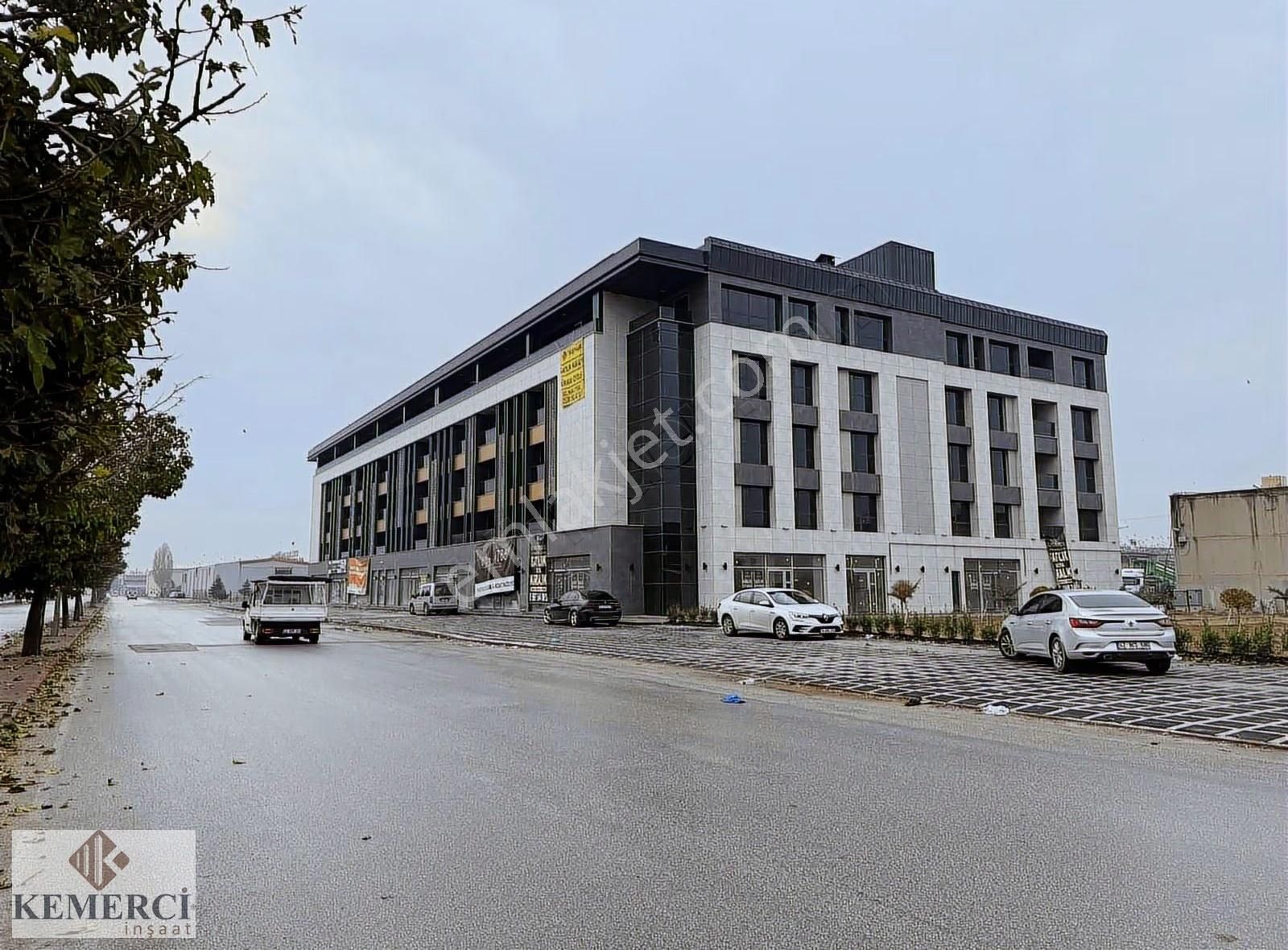Kemerci'den Koncenter İş Merkezi Kiralık Cadde Cephe Geniş Ofis - Görsel 6