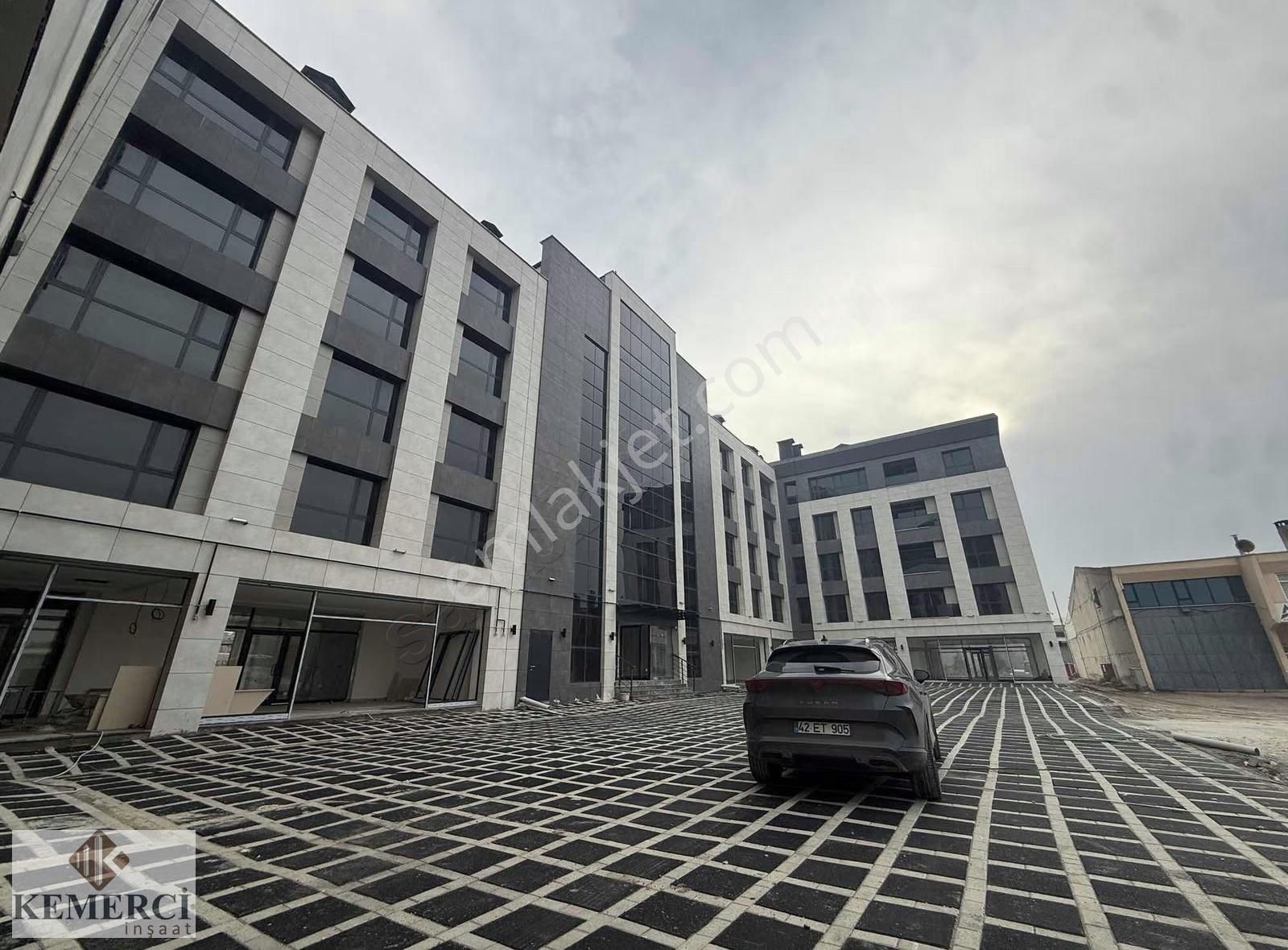Kemerci'den Koncenter İş Merkezi Kiralık Cadde Cephe Geniş Ofis - Görsel 16