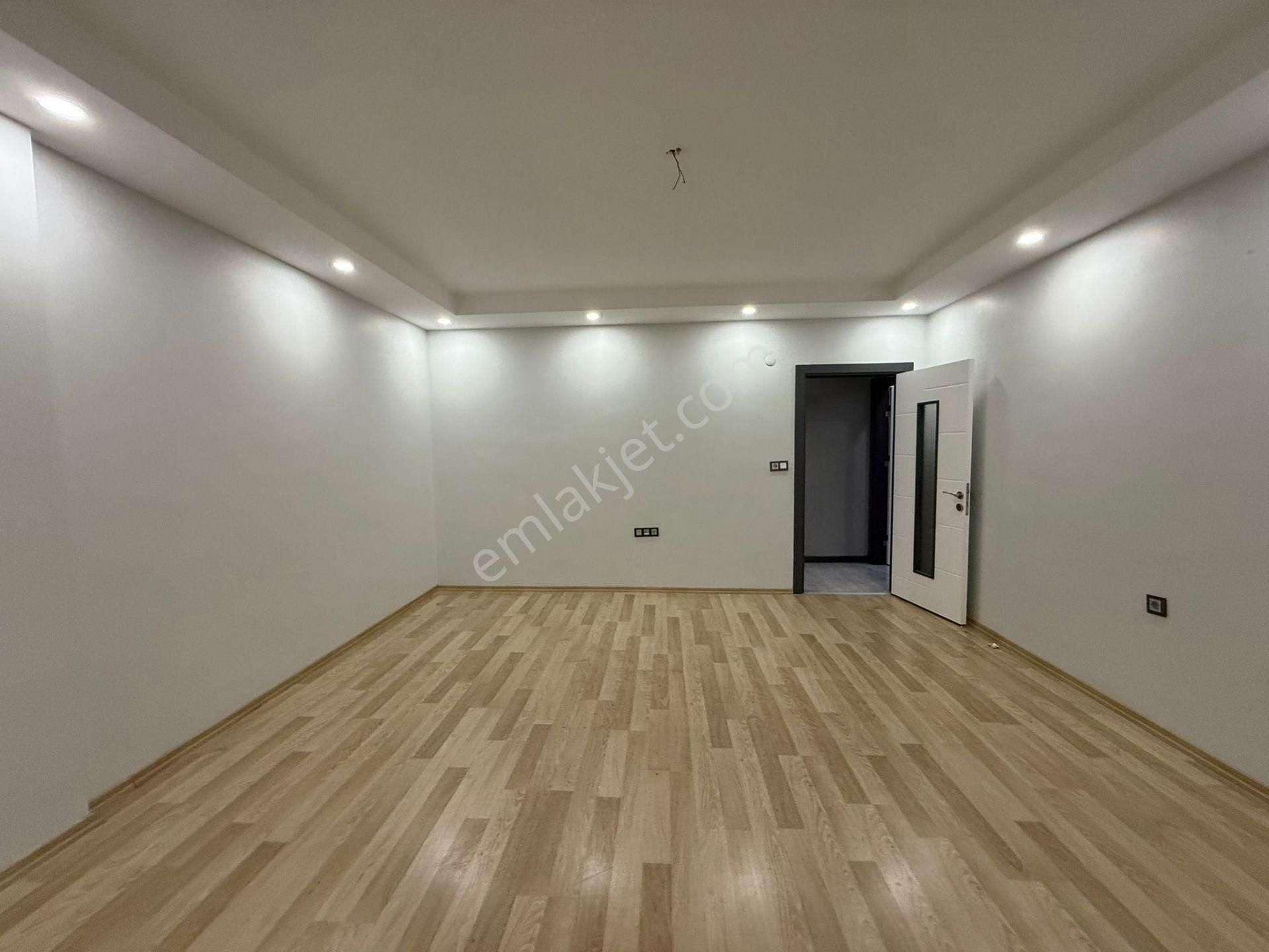 Akyüz Gayrimenkul Den; Istasyon Mah Sıte Icınde Iskanlı,kapalı Cam Balkonlu Satılık 3+1 Daire - Görsel 3