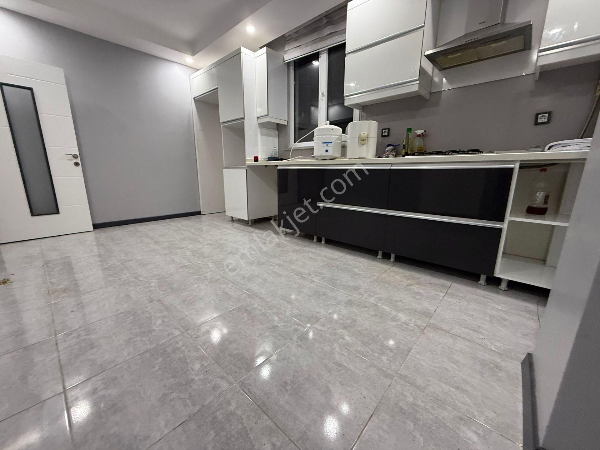 Akyüz Gayrimenkul Den; Istasyon Mah Sıte Icınde Iskanlı,kapalı Cam Balkonlu Satılık 3+1 Daire - Görsel 2