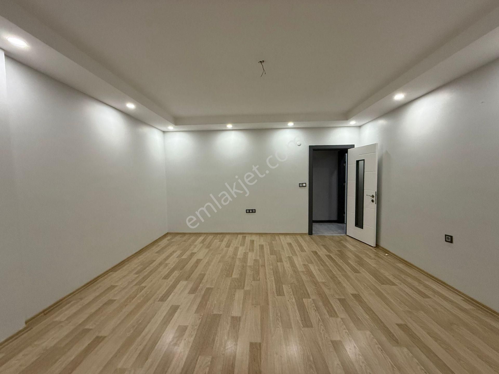 Akyüz Gayrimenkul Den; Istasyon Mah Sıte Icınde Iskanlı,kapalı Cam Balkonlu Satılık 3+1 Daire - Görsel 8