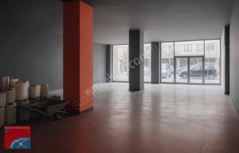 Sancaktepe Cadde Üzeri Köşe 360 M² Tır Girişli Kiralık Dükkan