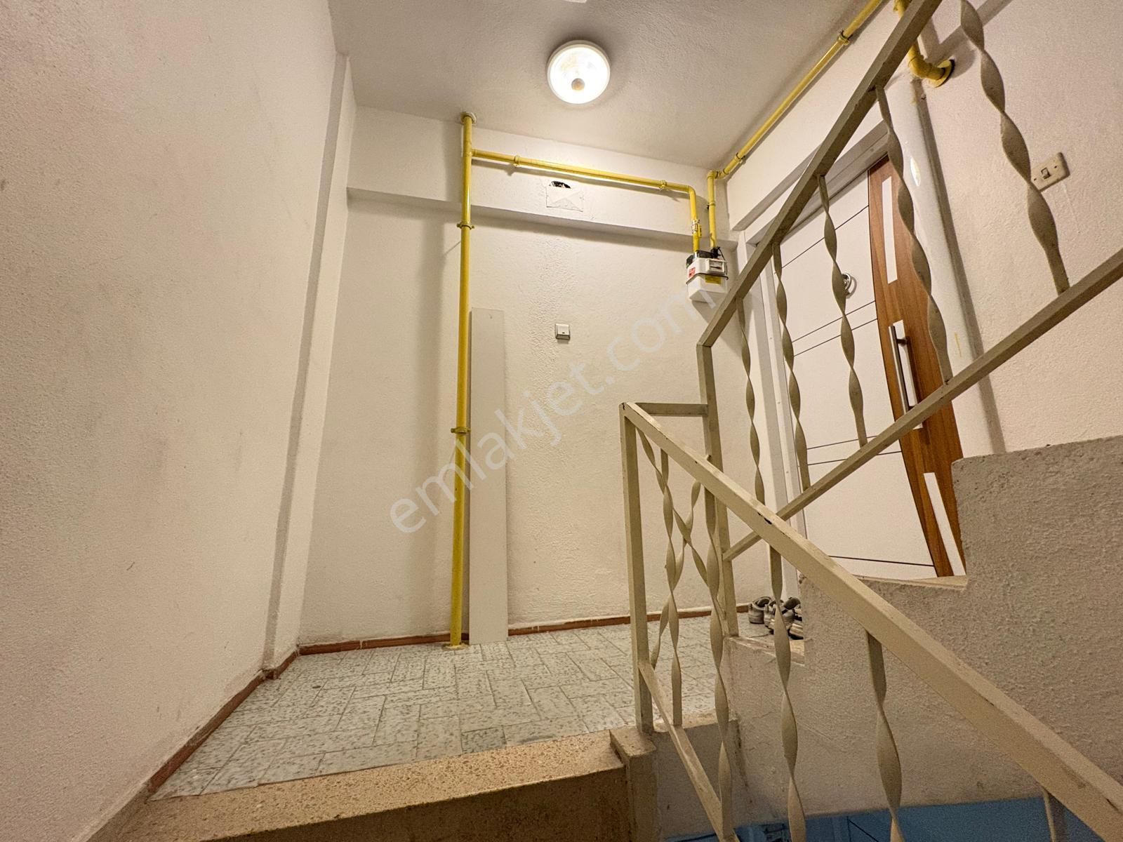 Bornova Kızılay’da 3 Cepheli, 3 Balkonlu Geniş 1. Kat Daire - Görsel 8