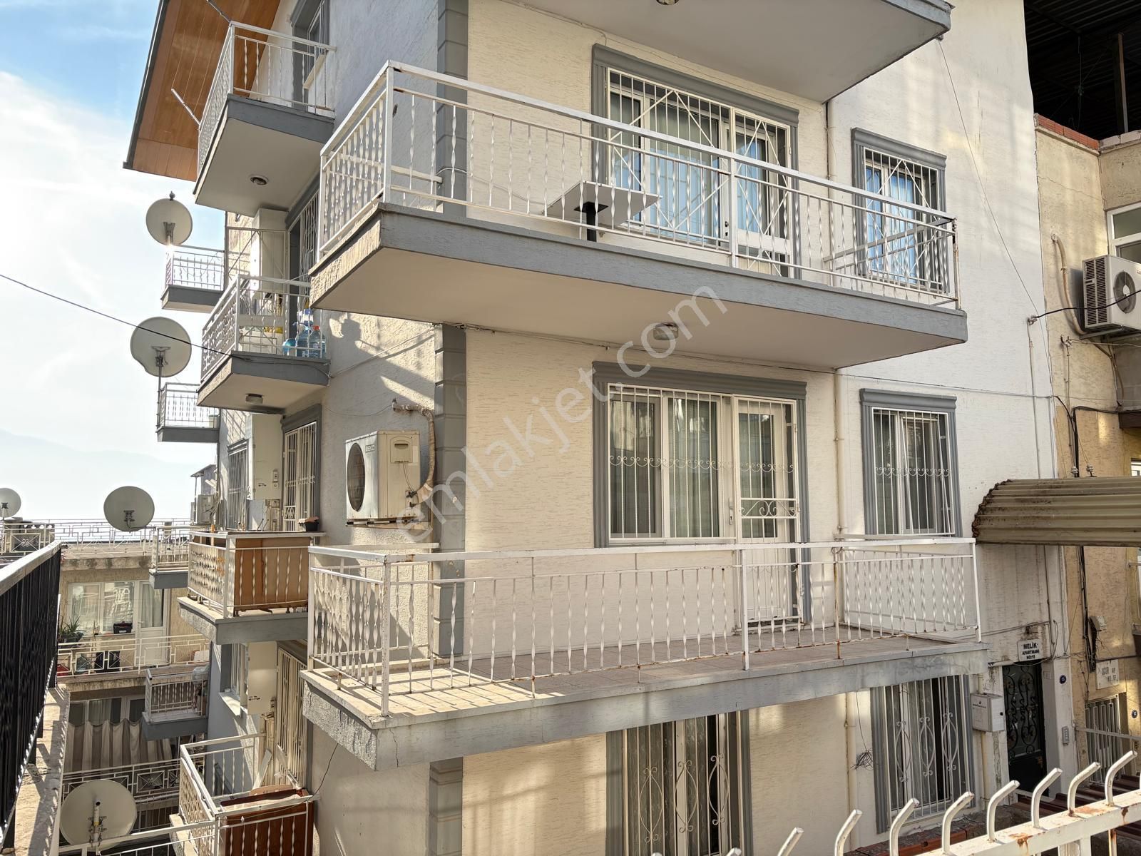 Bornova Kızılay’da 3 Cepheli, 3 Balkonlu Geniş 1. Kat Daire - Görsel 2