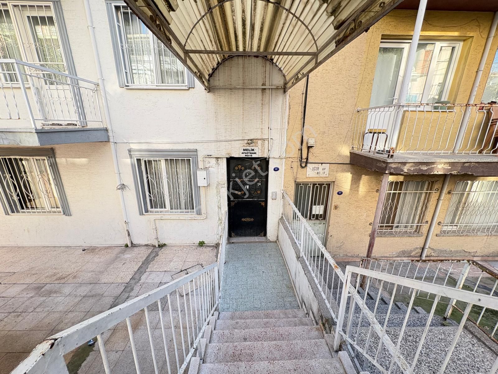 Bornova Kızılay’da 3 Cepheli, 3 Balkonlu Geniş 1. Kat Daire - Görsel 4