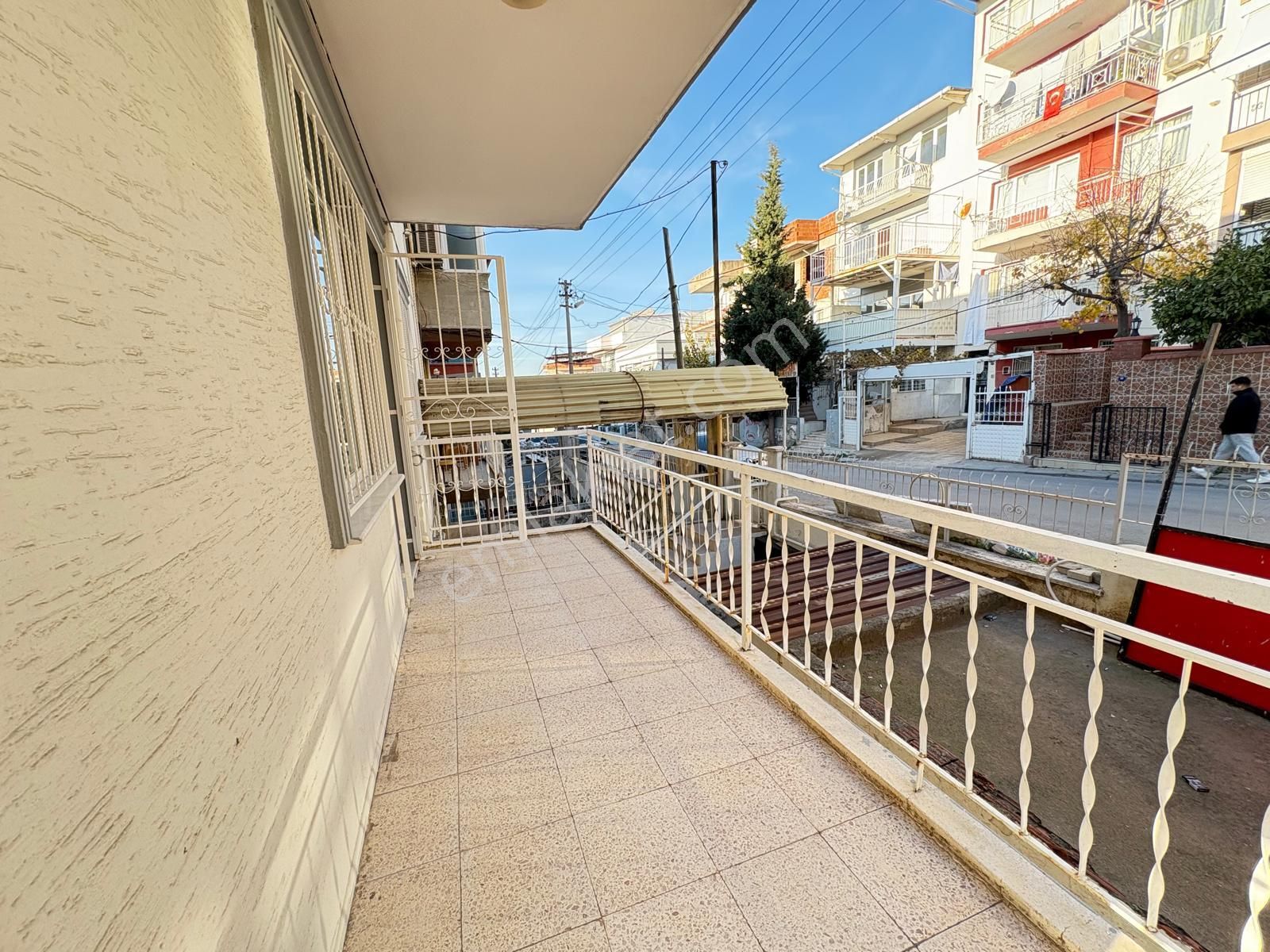 Bornova Kızılay’da 3 Cepheli, 3 Balkonlu Geniş 1. Kat Daire - Görsel 13