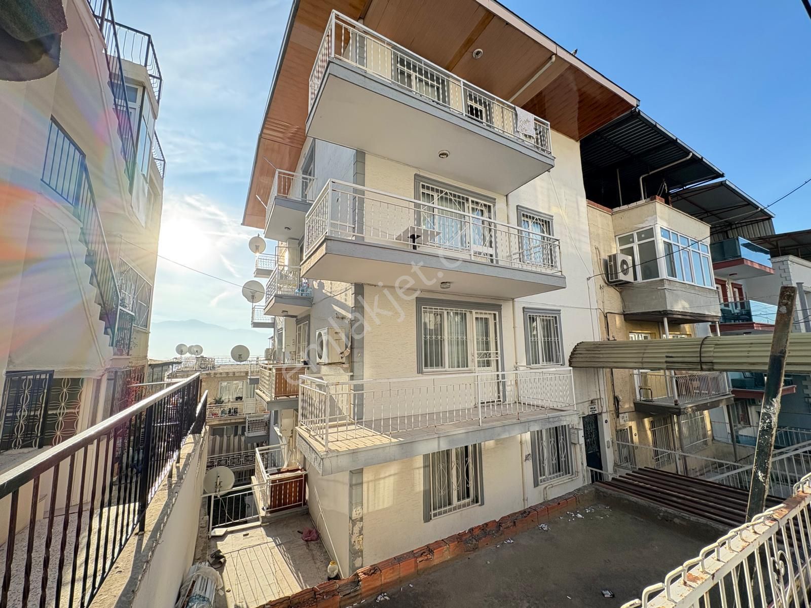 Bornova Kızılay’da 3 Cepheli, 3 Balkonlu Geniş 1. Kat Daire