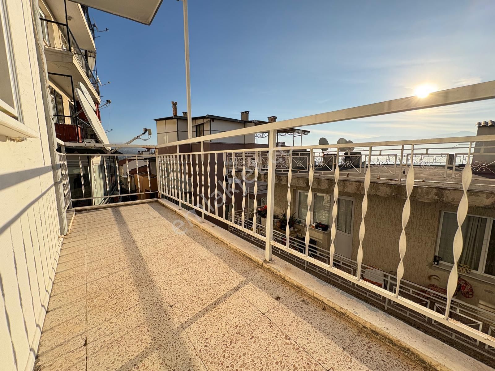 Bornova Kızılay’da 3 Cepheli, 3 Balkonlu Geniş 1. Kat Daire - Görsel 12