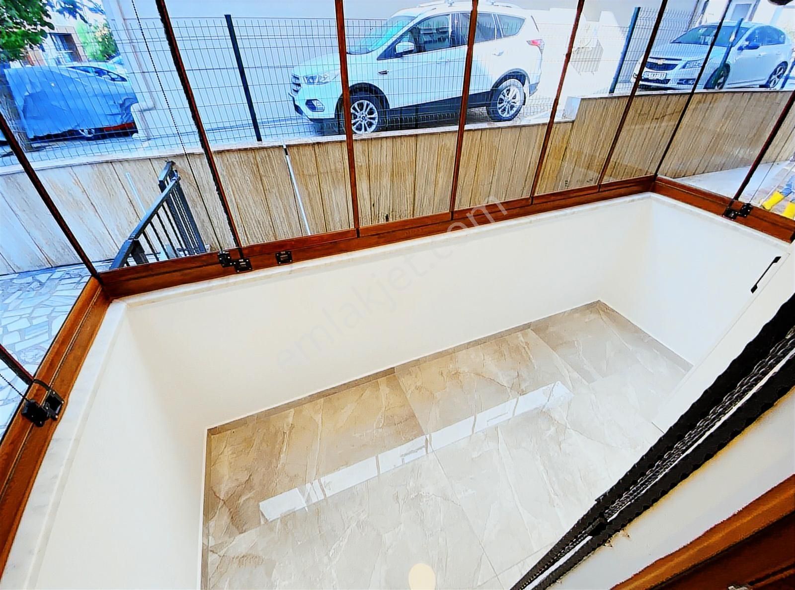 Sahilde Yenilenmiş Ayrı Mutfaklı Ve Balkonlu 1+1 75 M2 Ön Cephe - Görsel 2